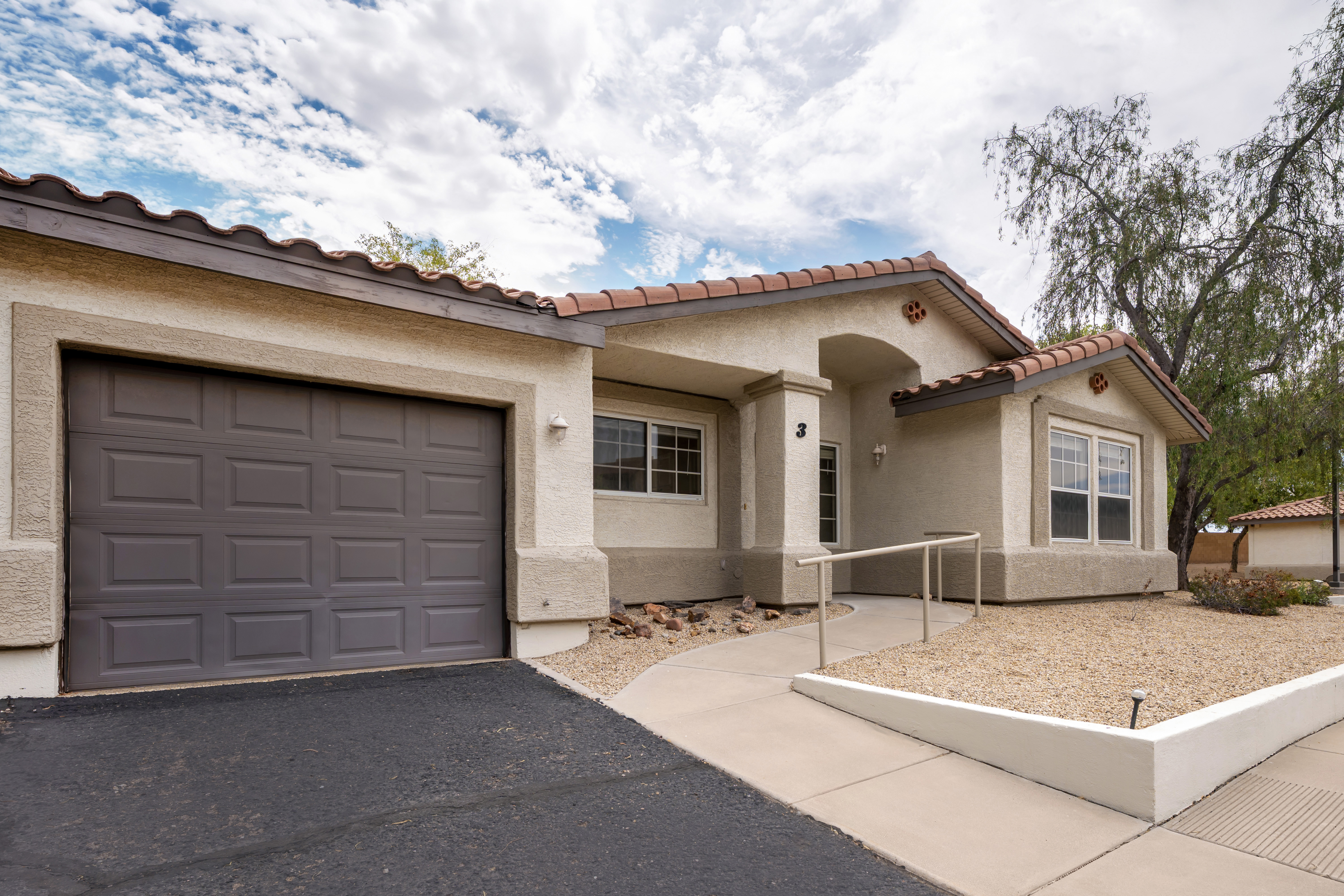 apache-junction-il-villa-entrance