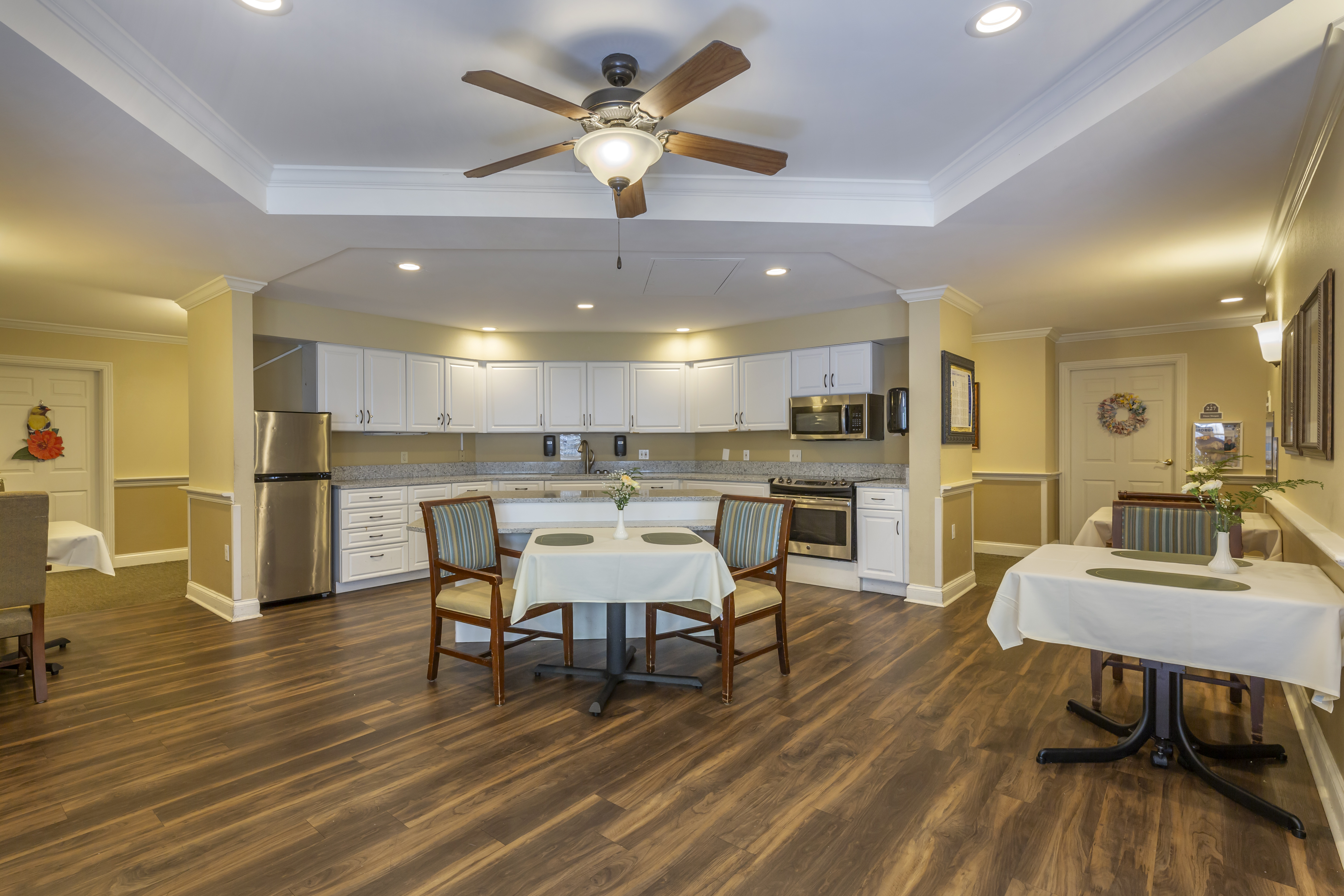 bath-community-dining-room