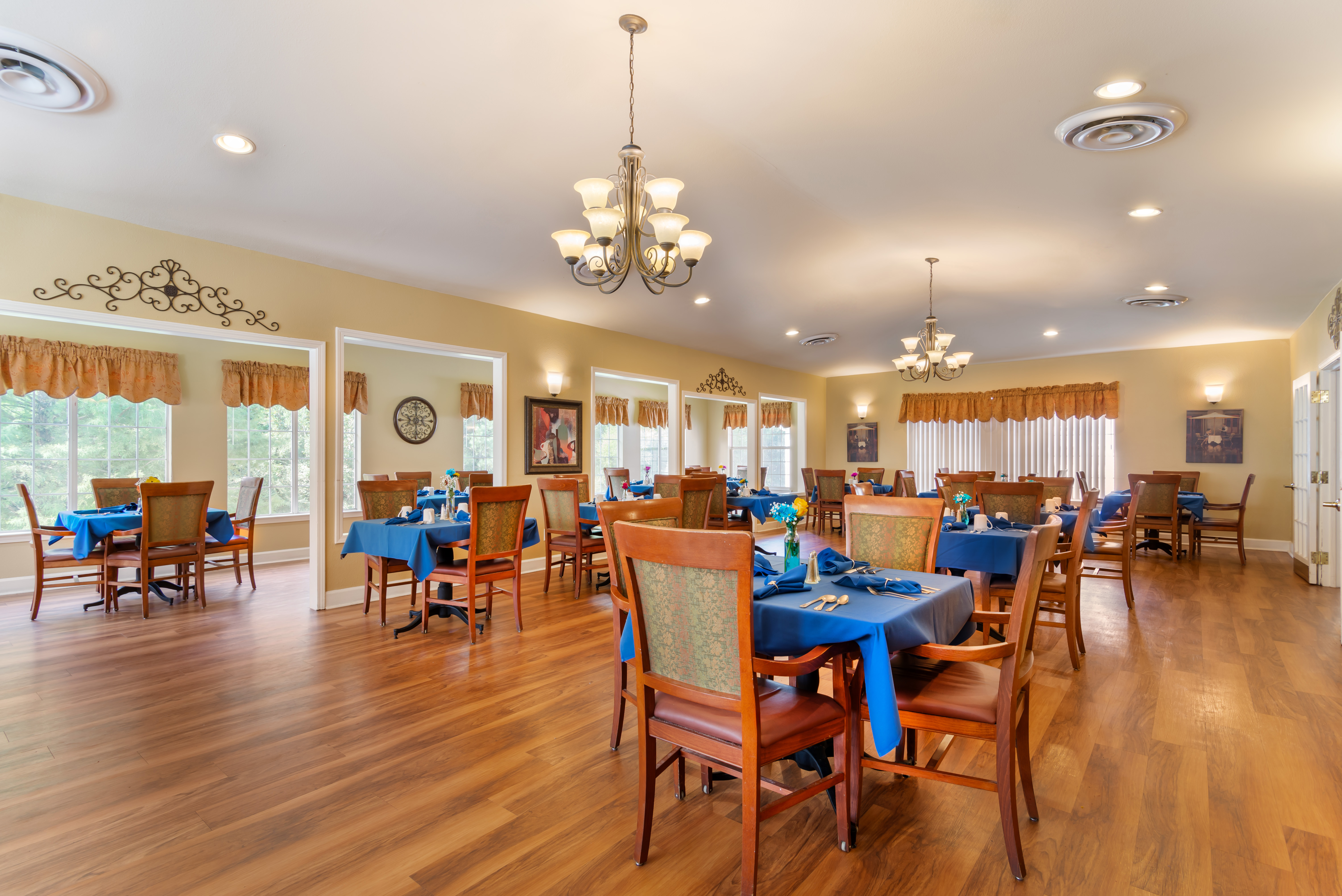 3-carrollton-community-dining-room