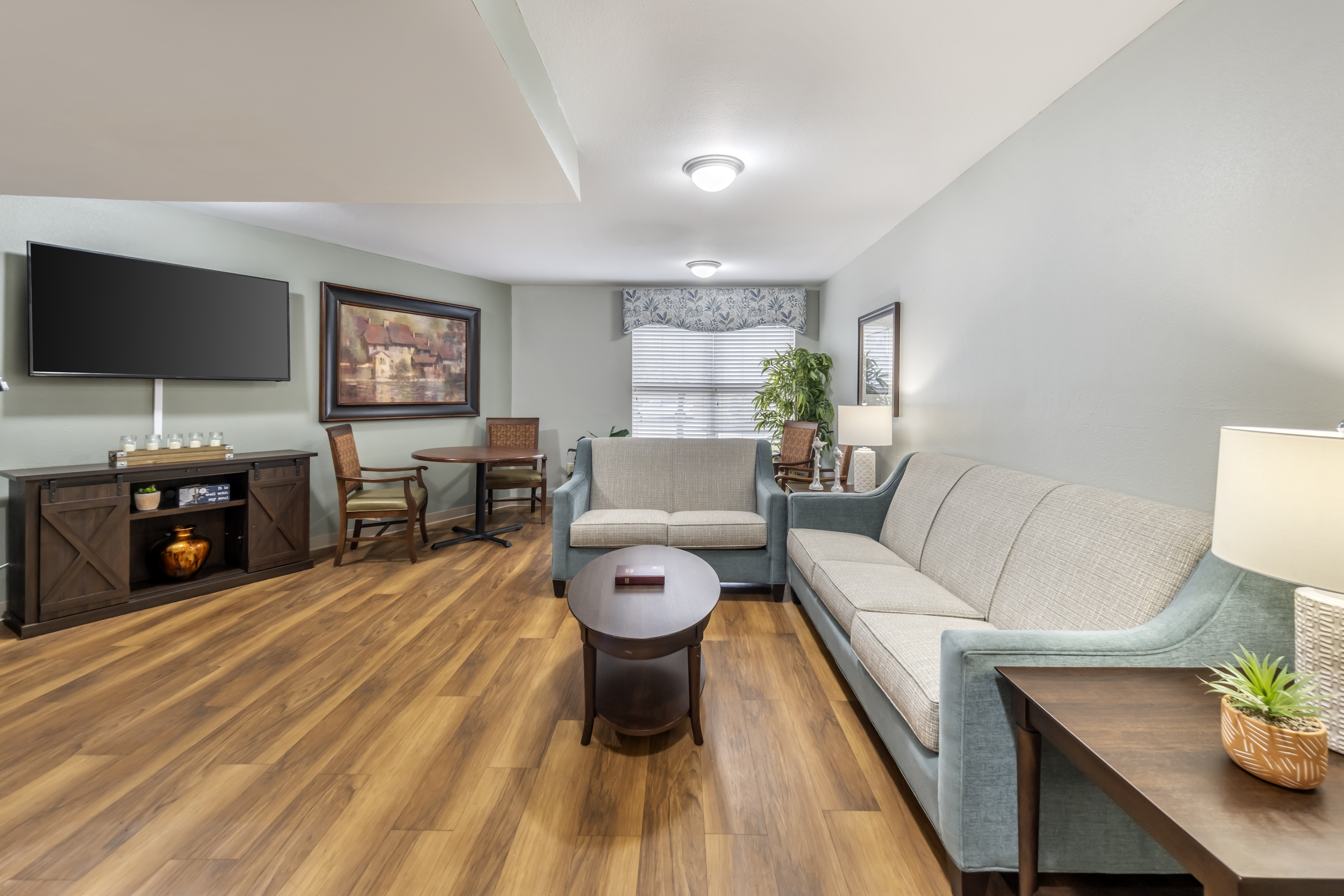 1-charleston-gardens-community-living-room