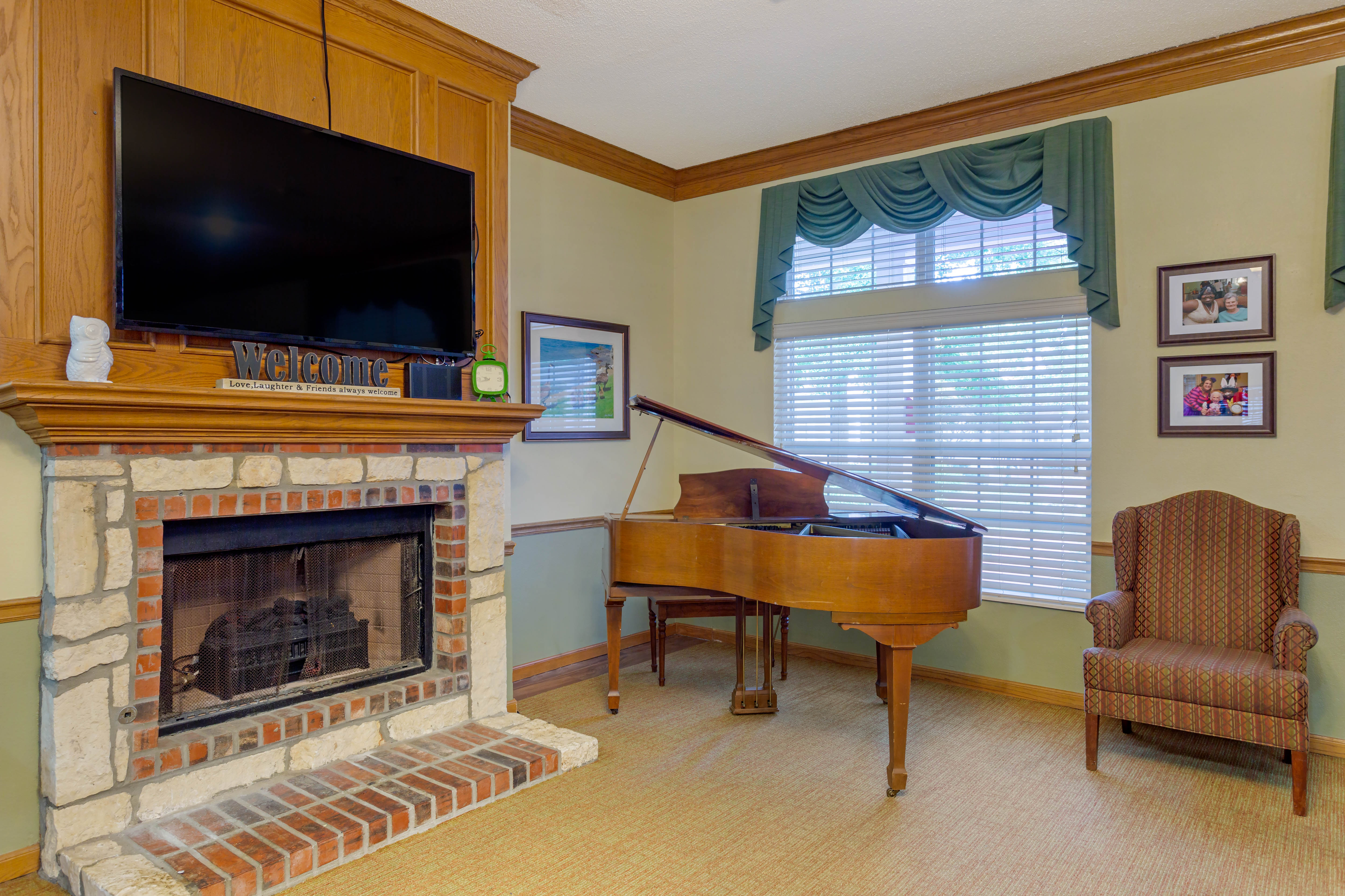3-clarksville-community-living-room