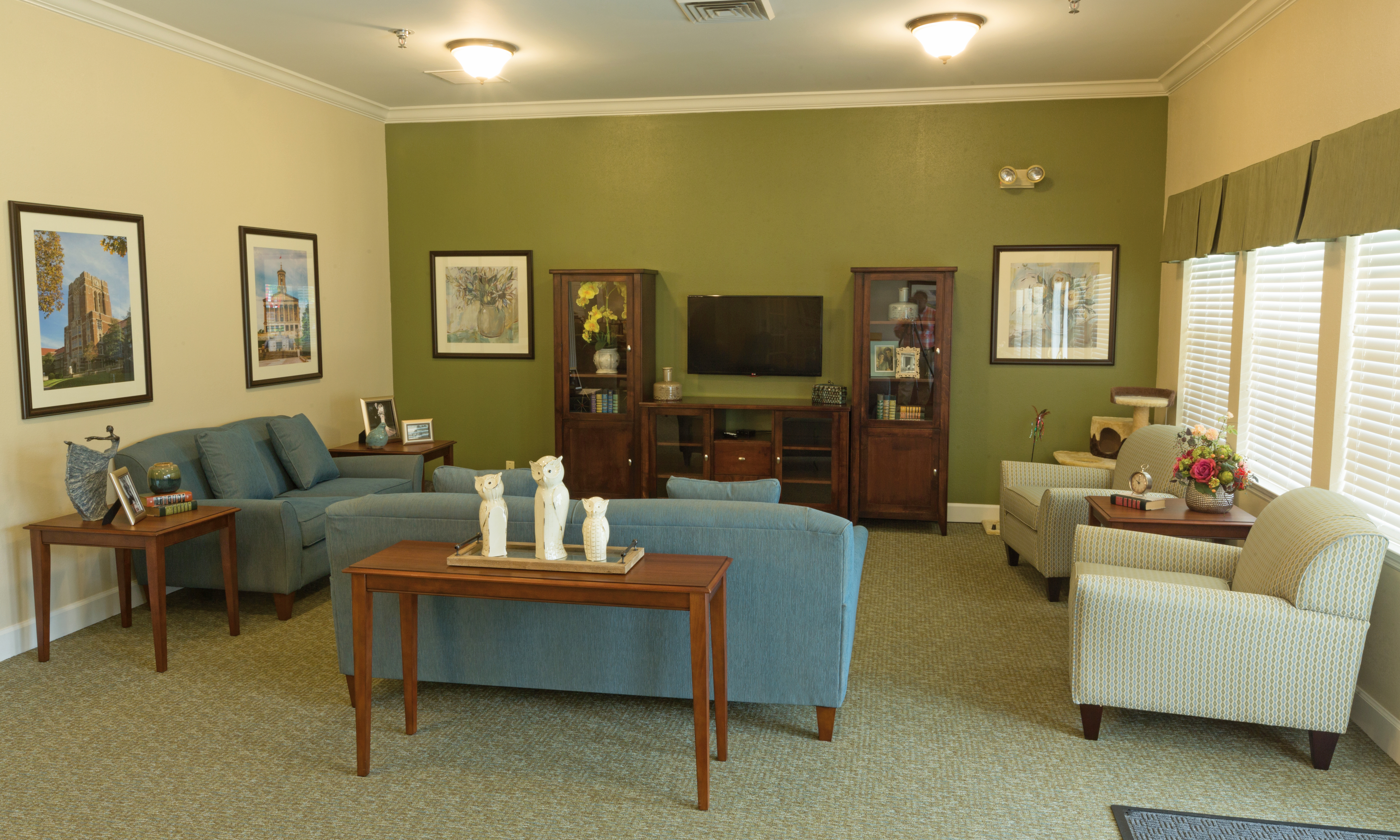 1-colonial-heights-community-living-room