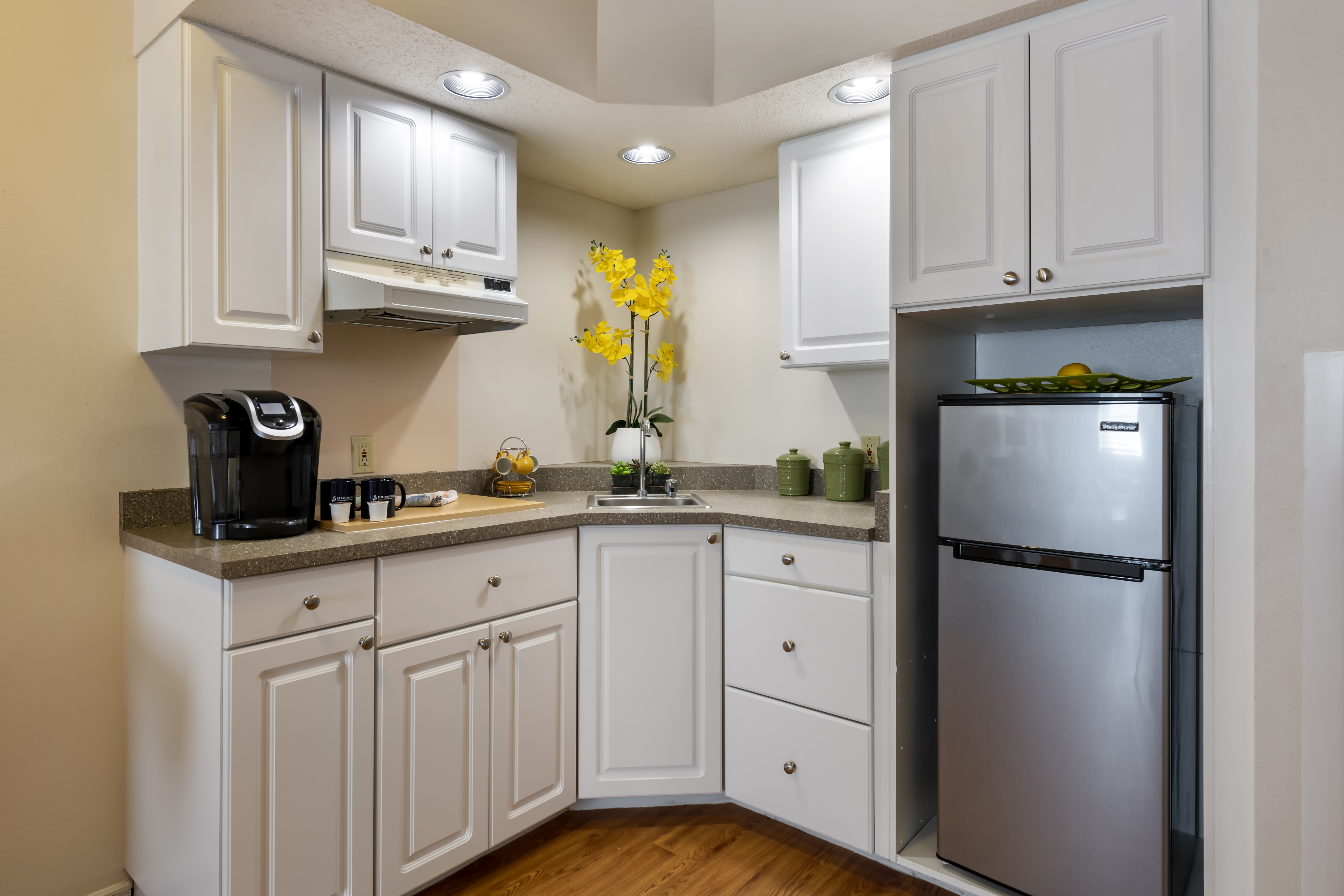 3-colonial-park-apartment-kitchen