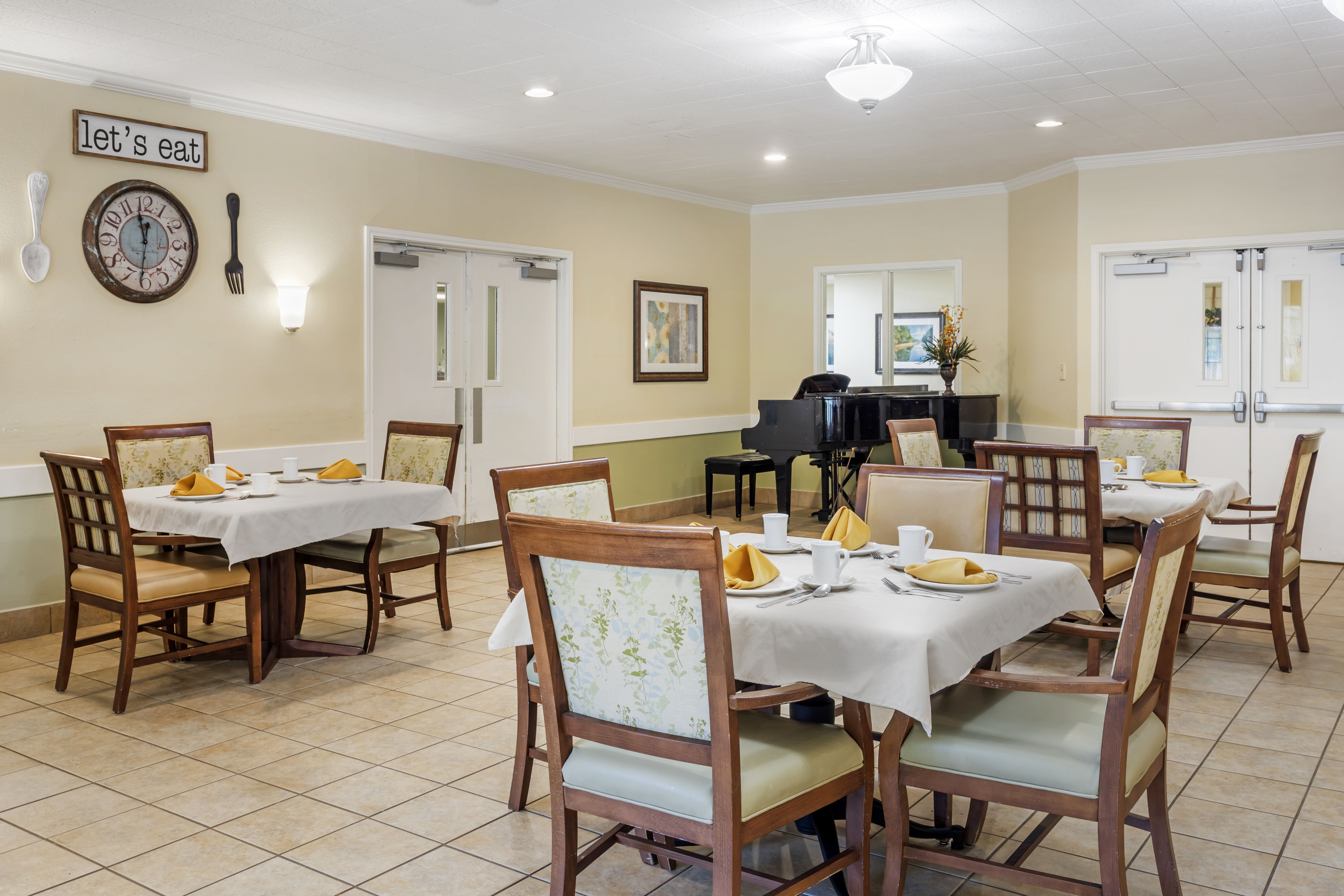 creekside-dining-room
