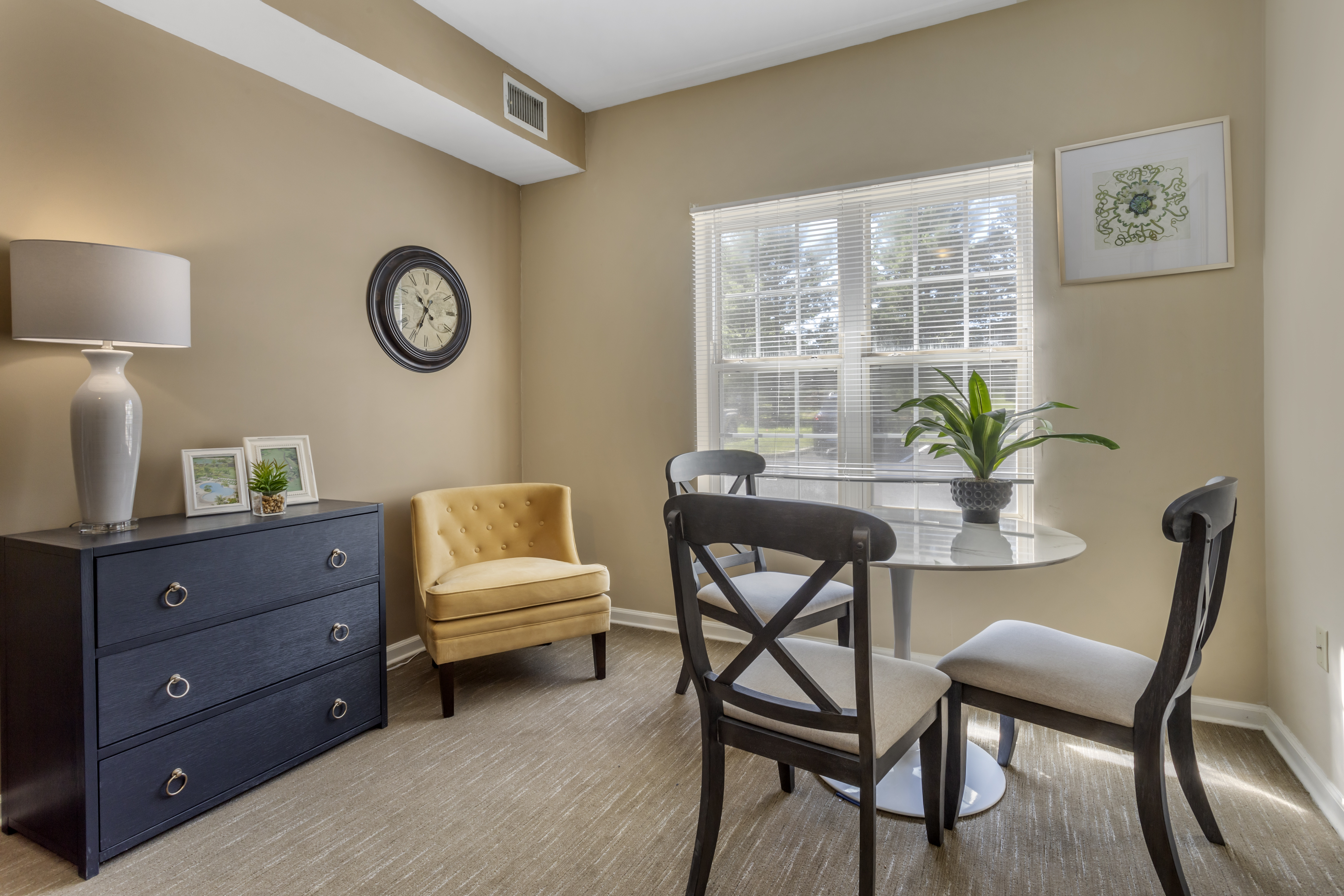 1-dublin-apartment-dining-area