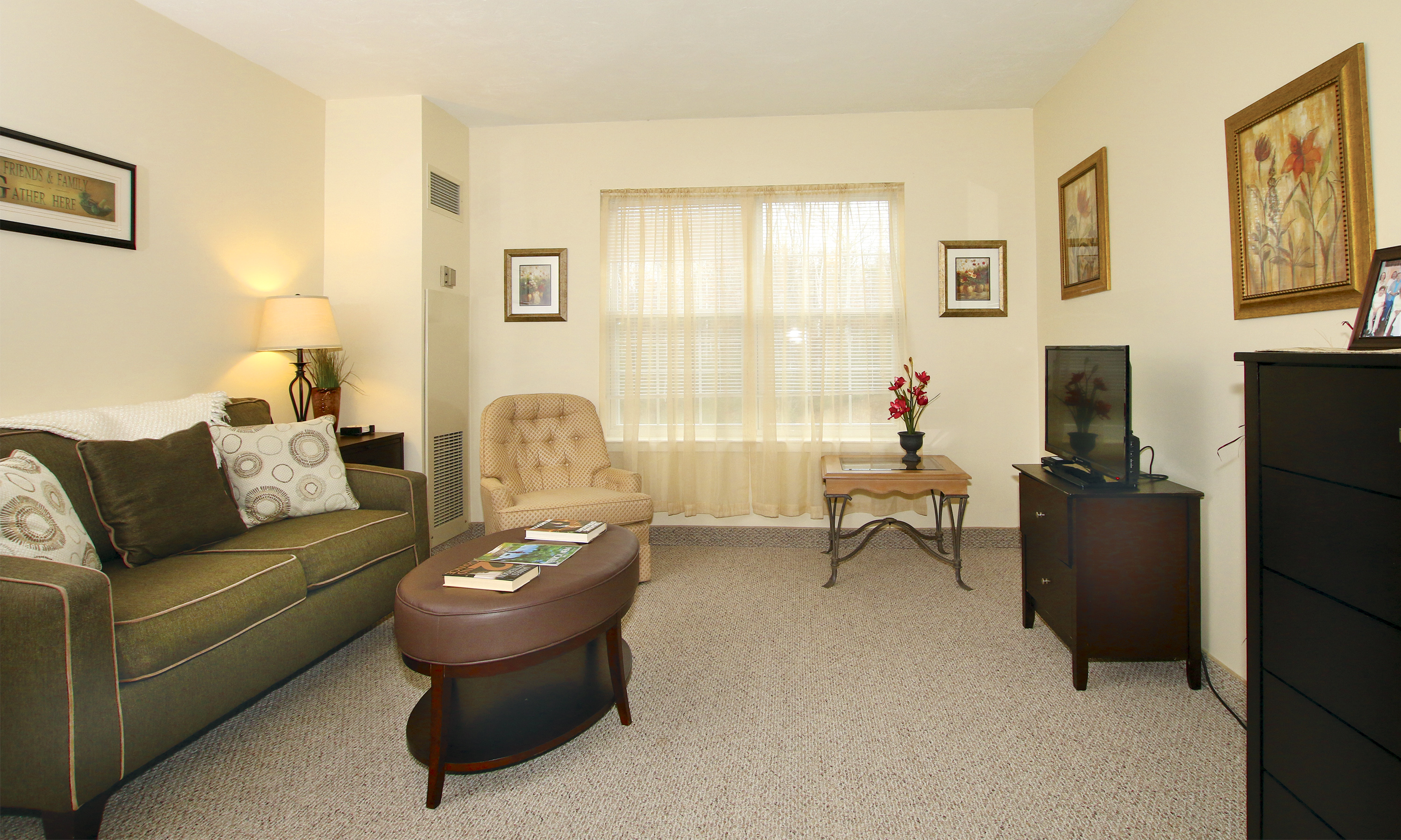 1-eddy-pond-west-living-room