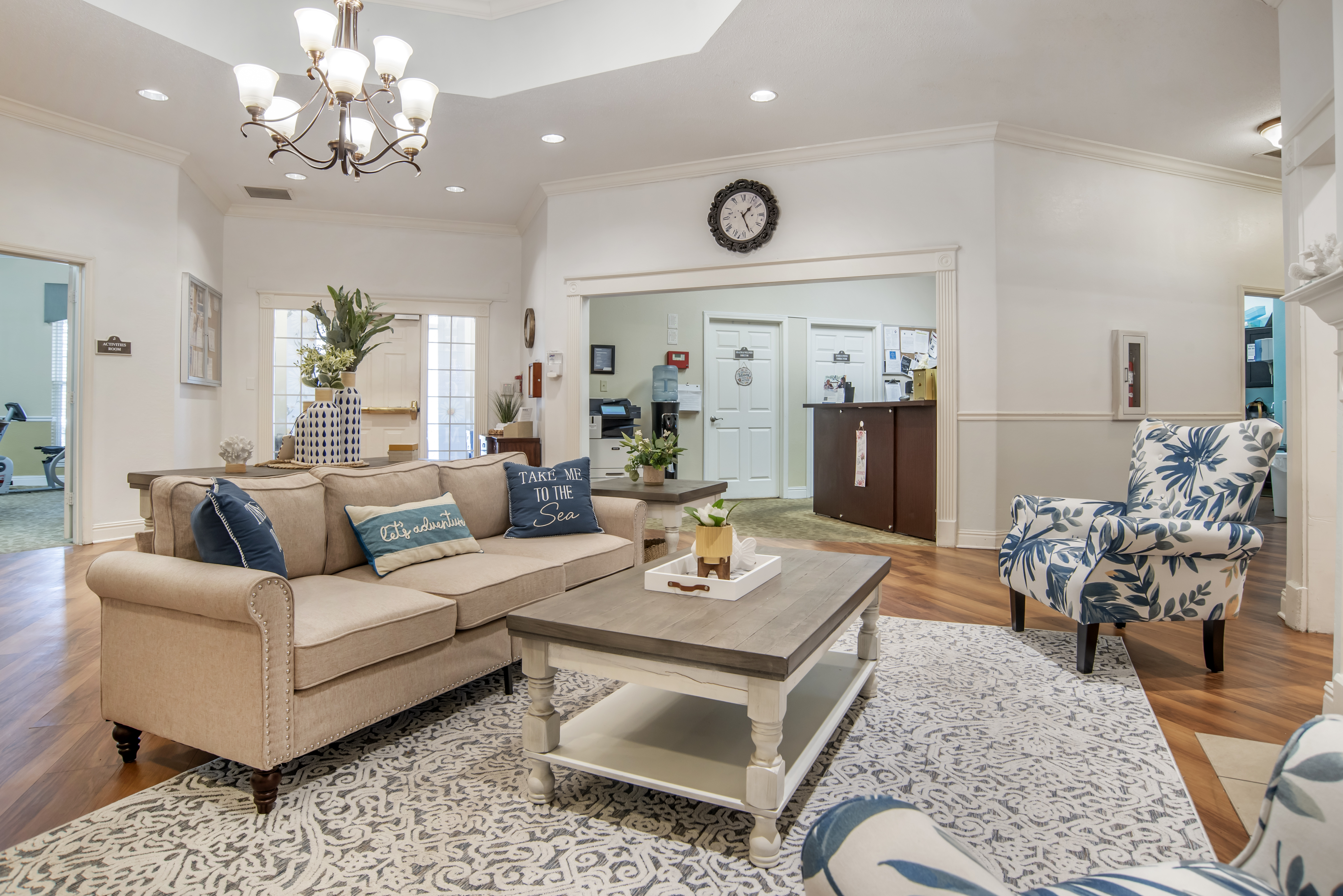 1-fort-walton-beach-community-living-room