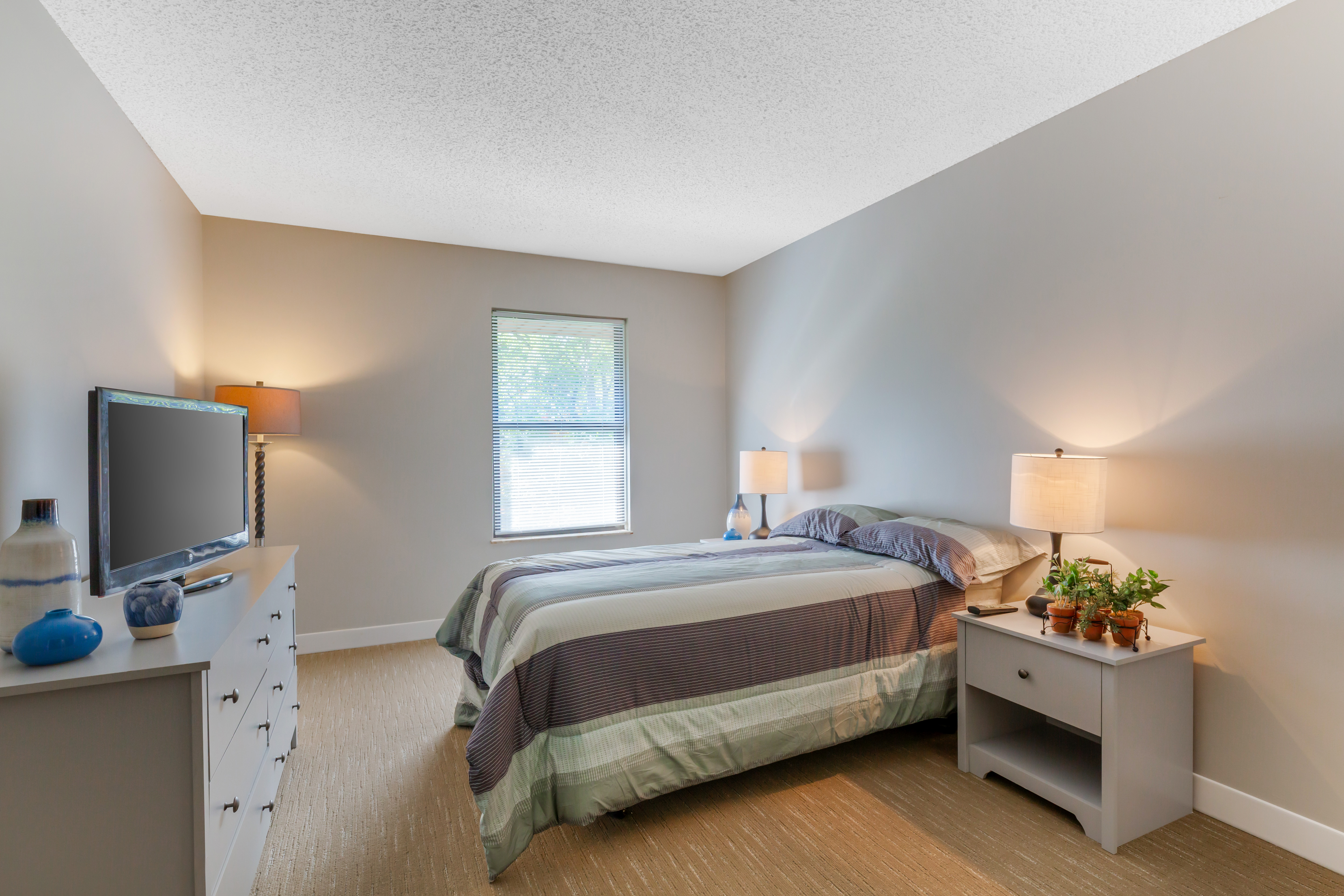 gardens-at-westlake-apartment-bedroom