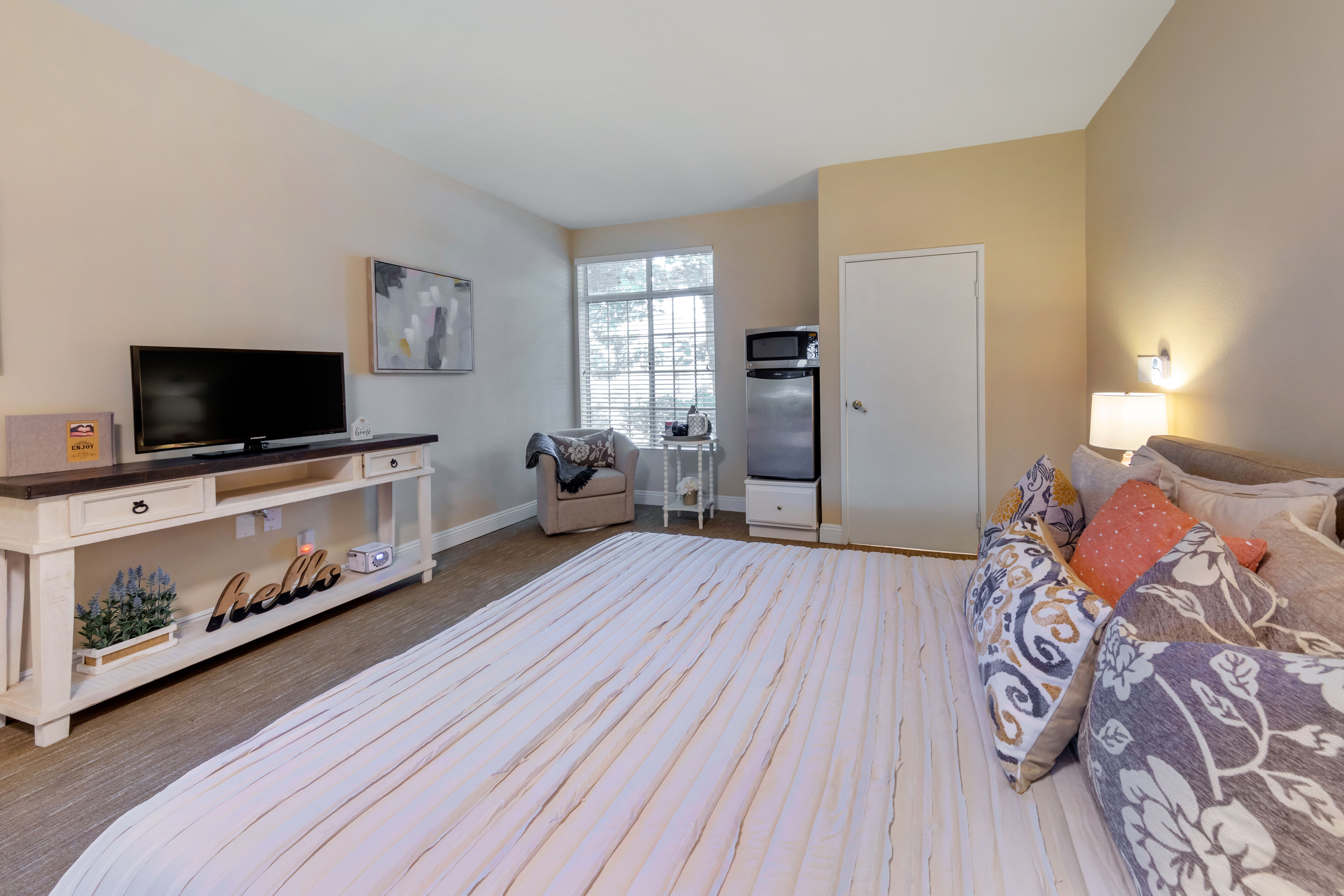 gardens-of-tarzana-apartment-bedroom
