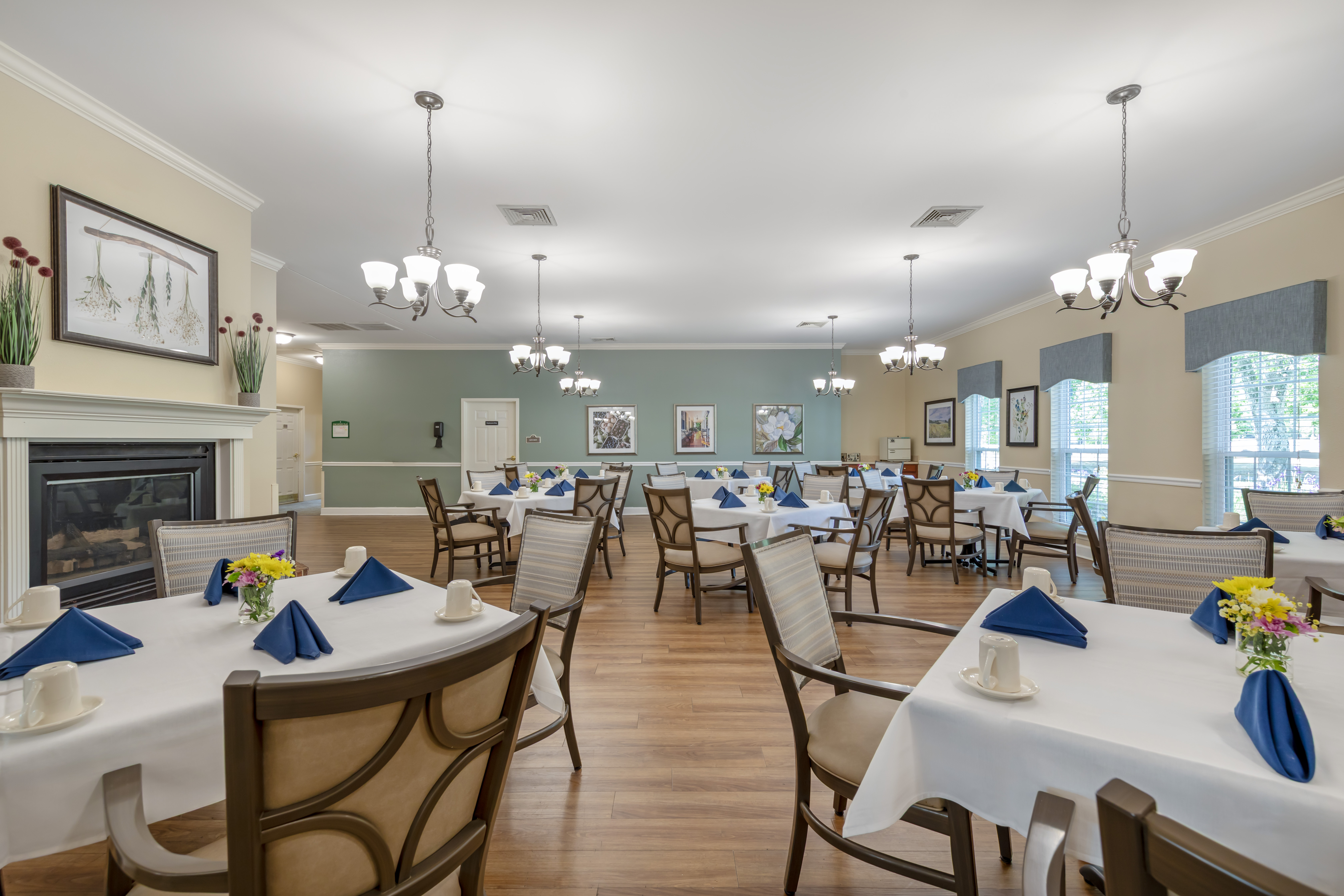 3-hampton-cove-community-dining-room