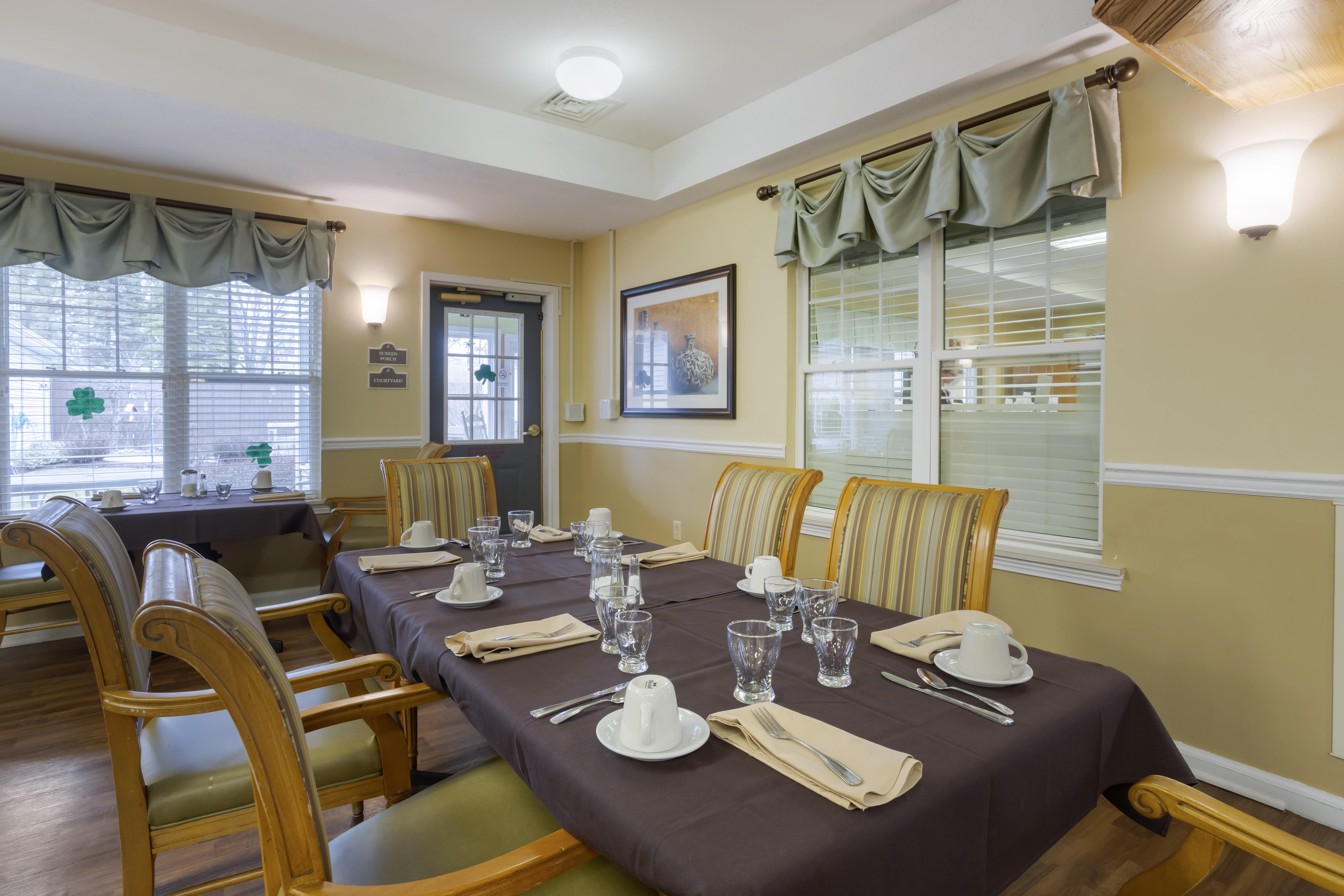 3-ithaca-al-community-dining-room