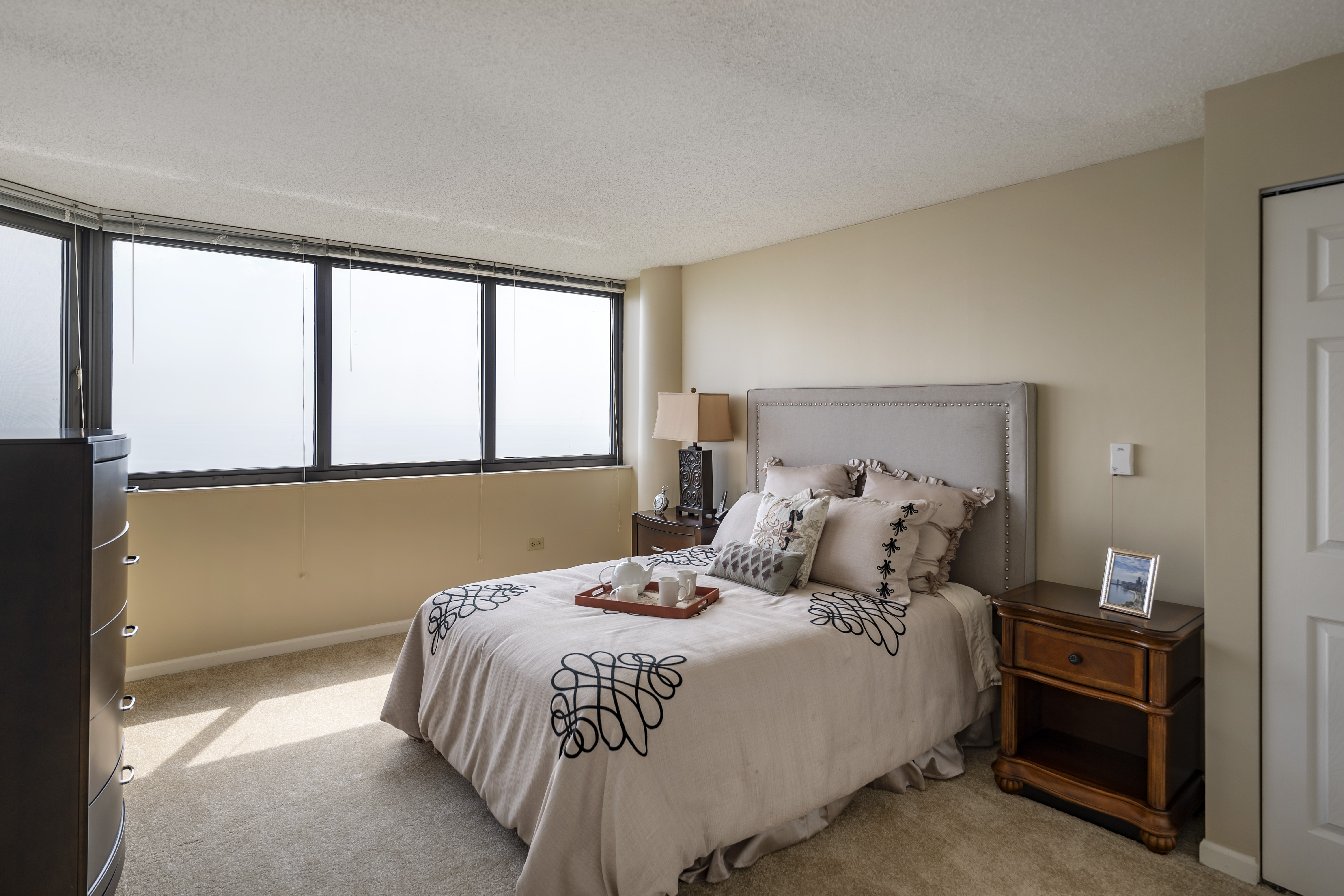 lake-shore-drive-apartment-bedroom