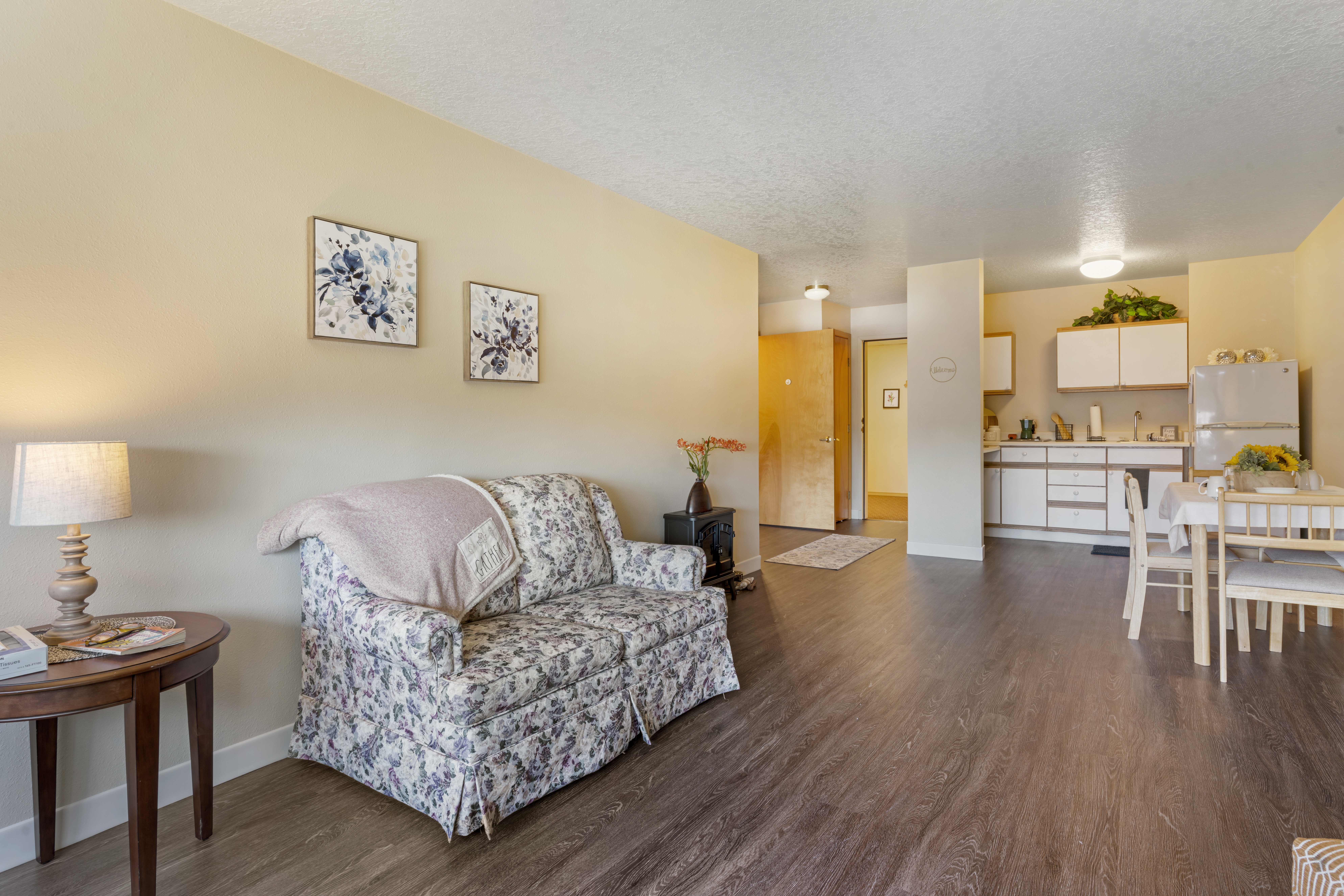 mcminnville-town-center-apartment-living-room