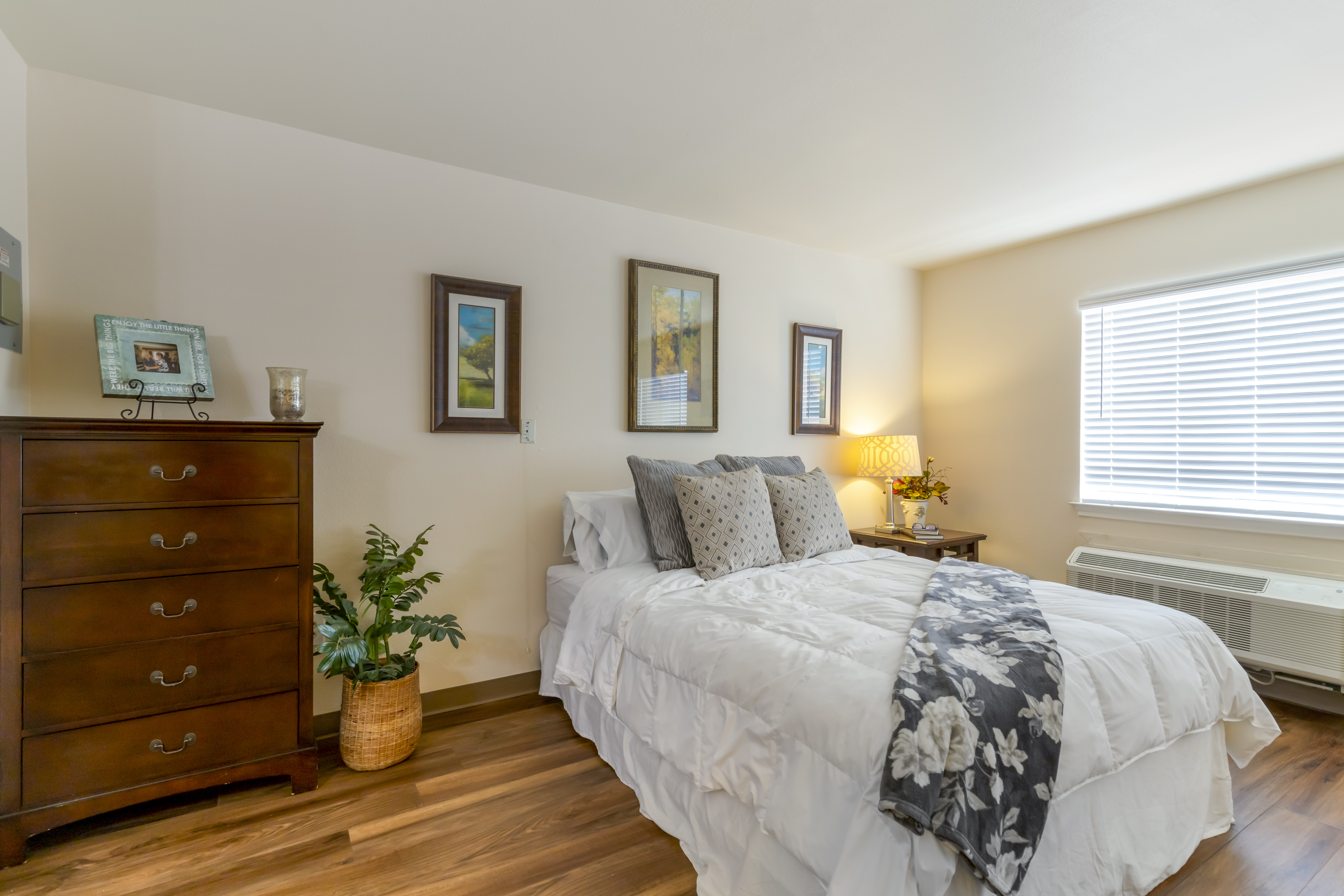 1-medical-center-kingsley-apartment-bedroom