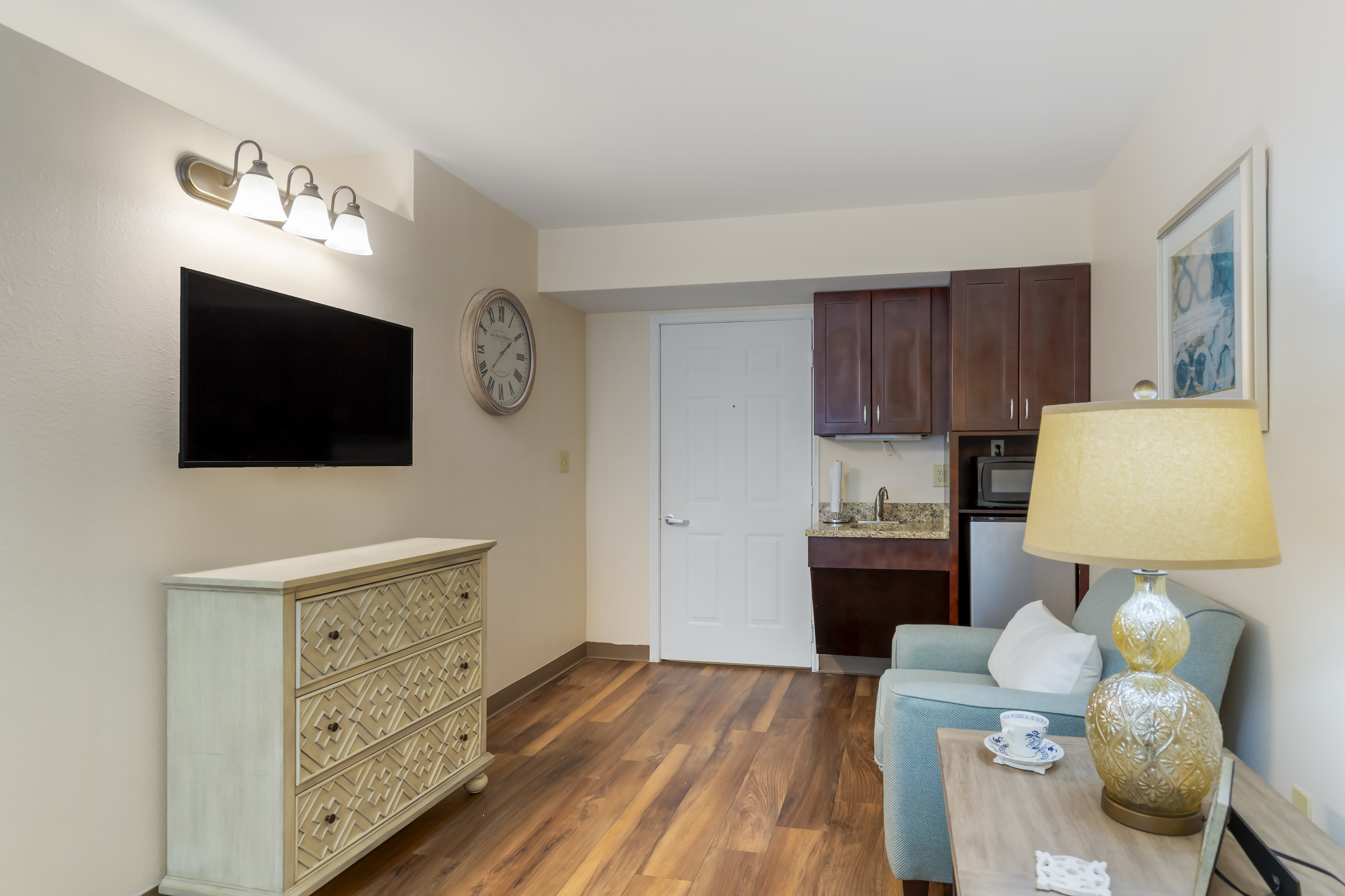 medical-center-kingsley-apartment-living-room