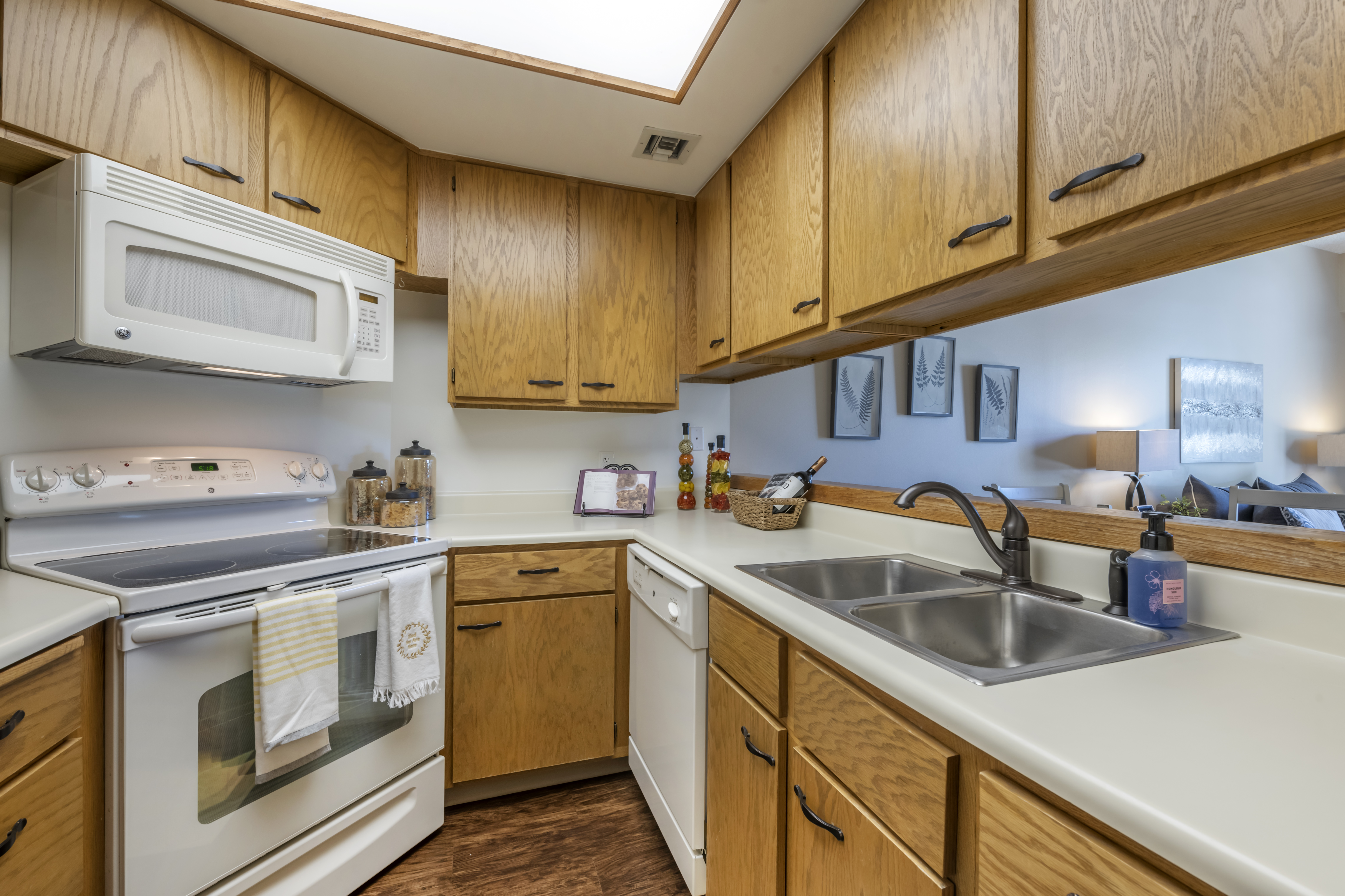 meridian-englewood-apartment-kitchen