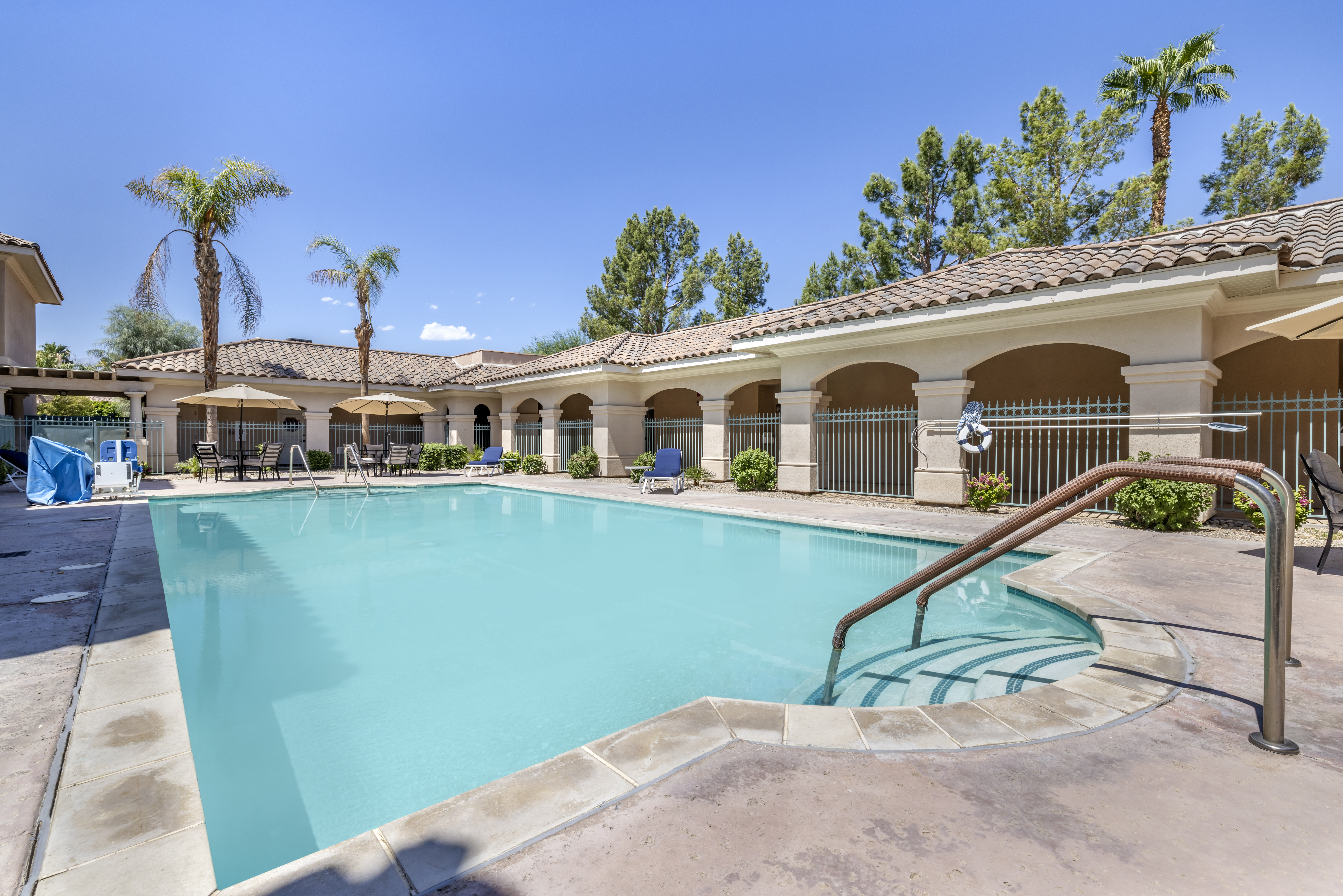 3-mirage-inn-pool