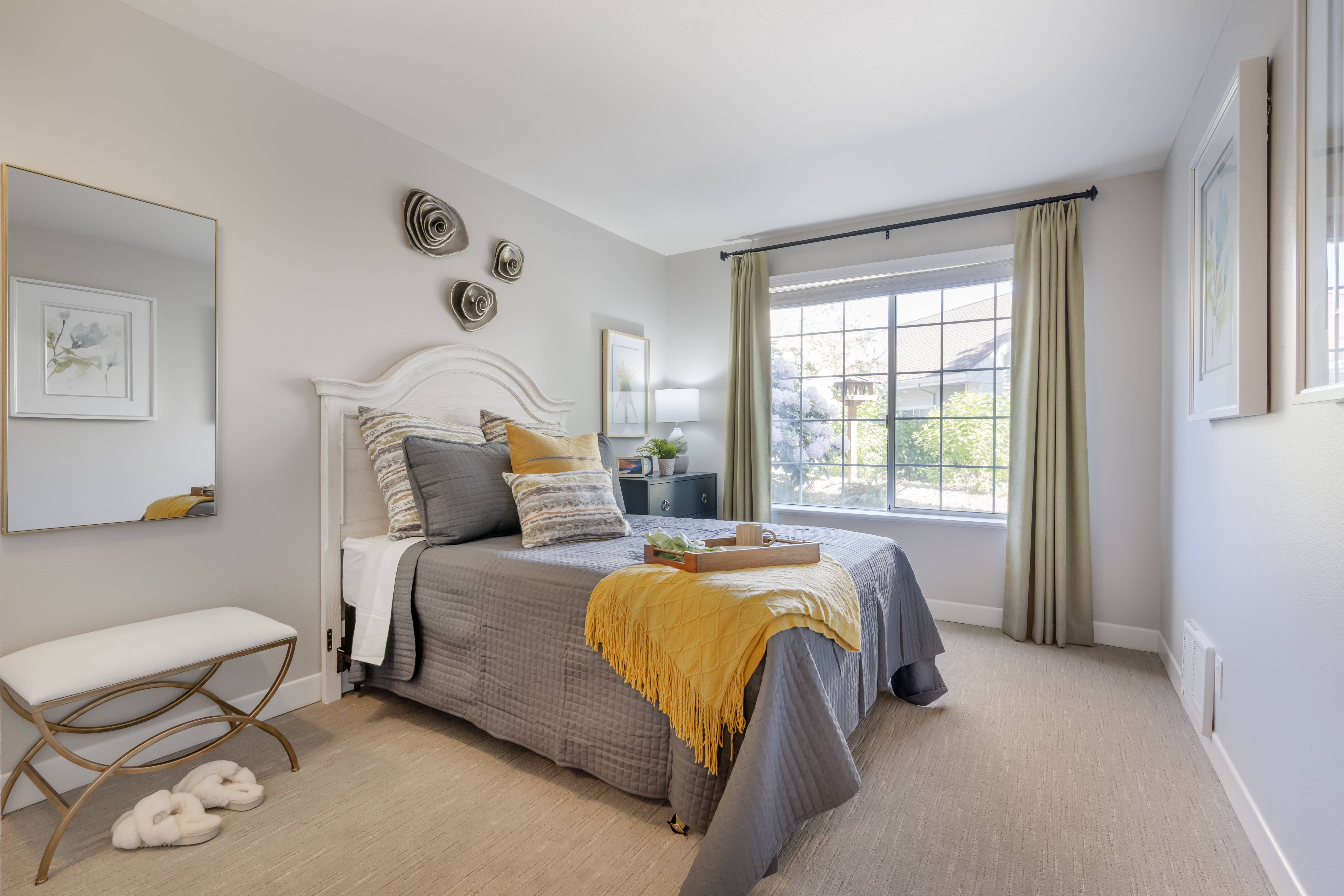 1-mt-hood-apartment-bedroom