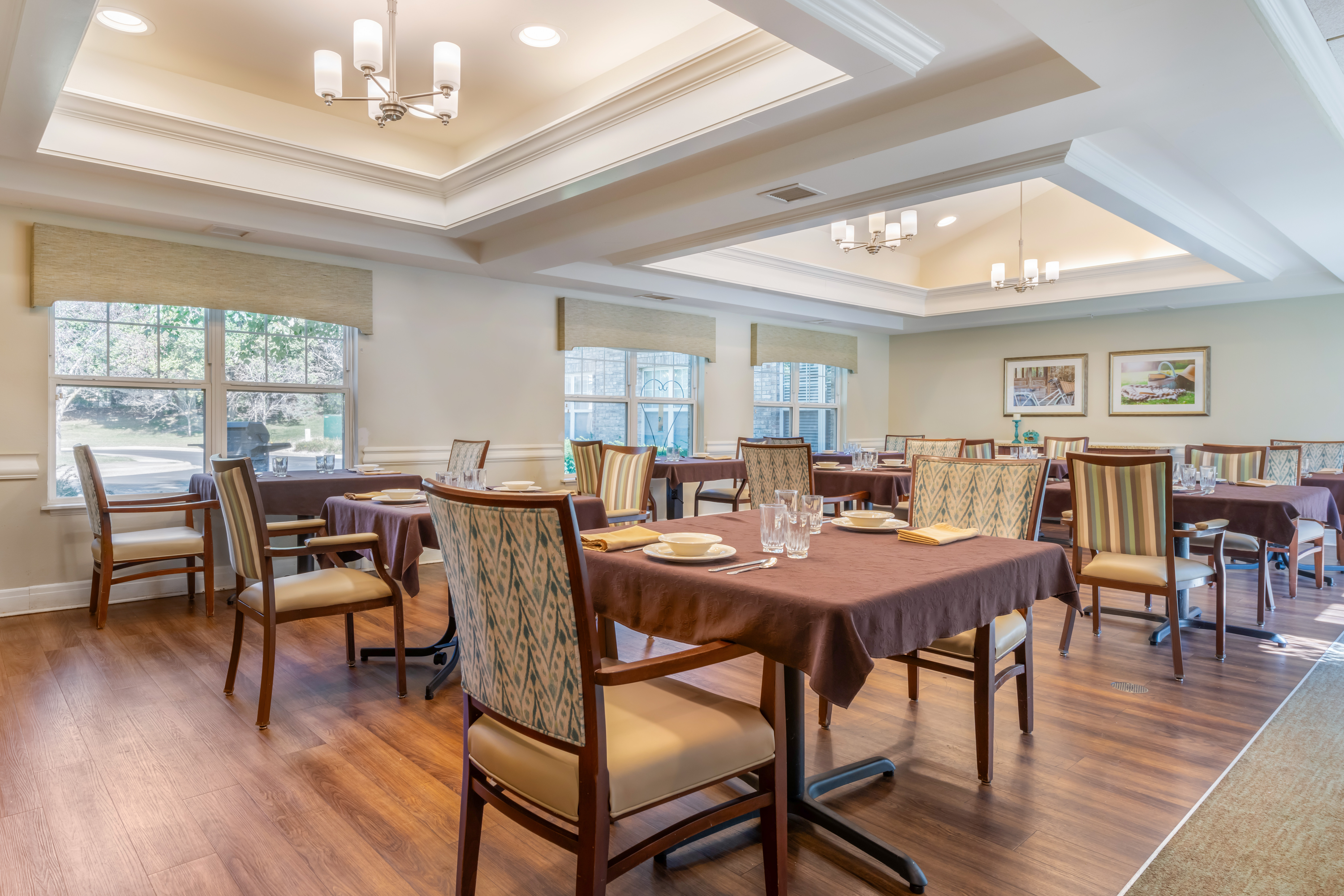 3-north-oaks-community-dining-room