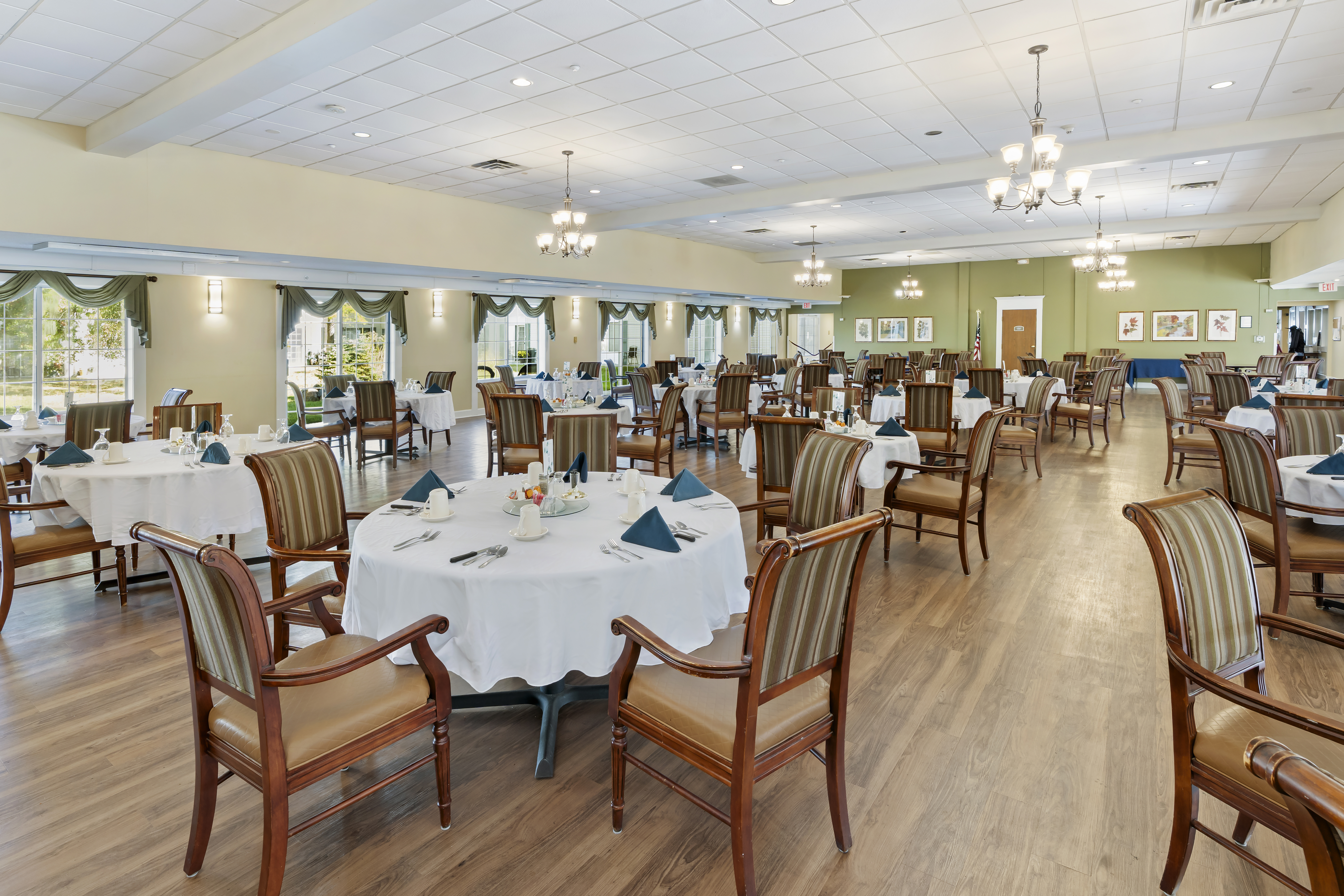 3-novi-community-dining-room