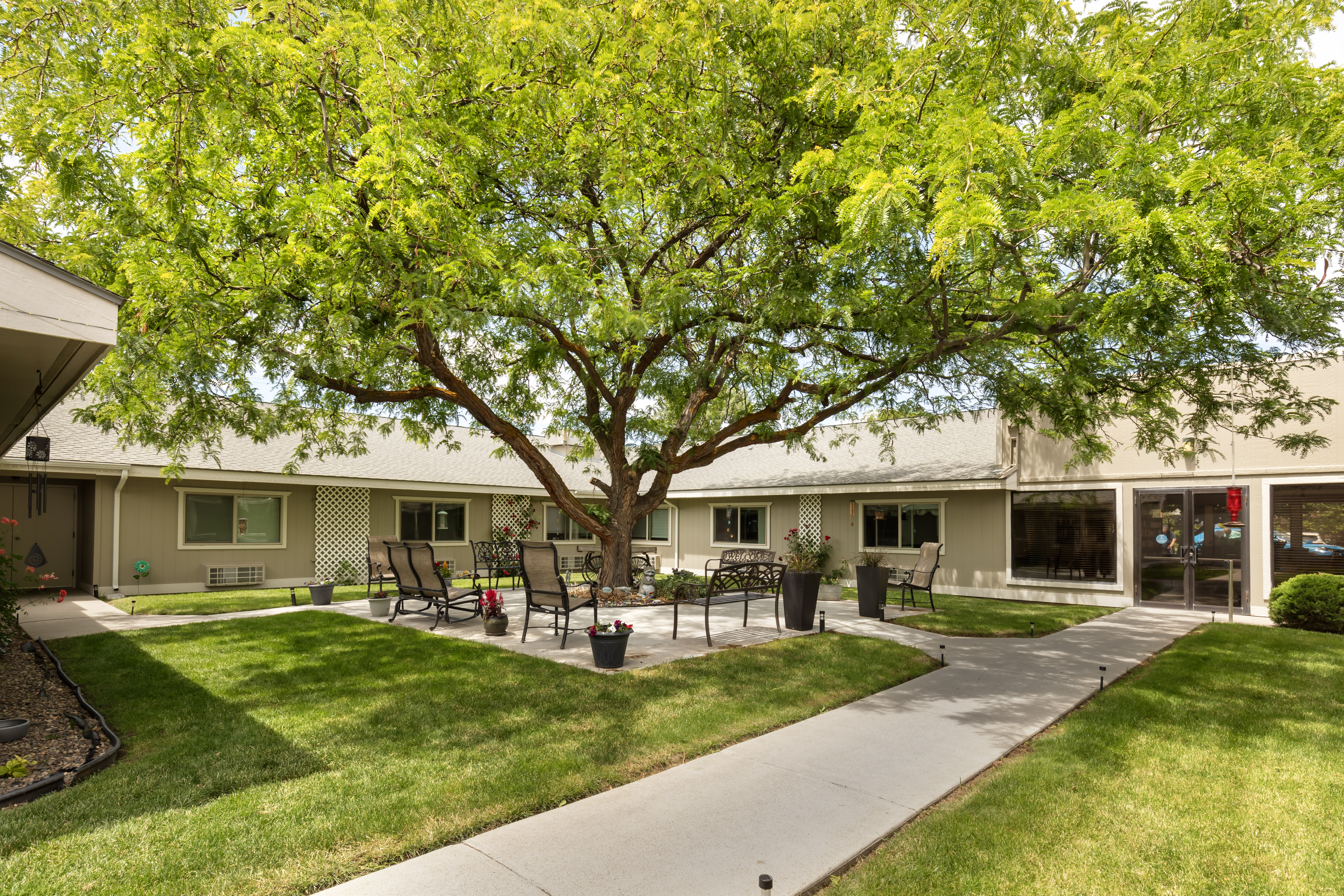 3-ontario-courtyard