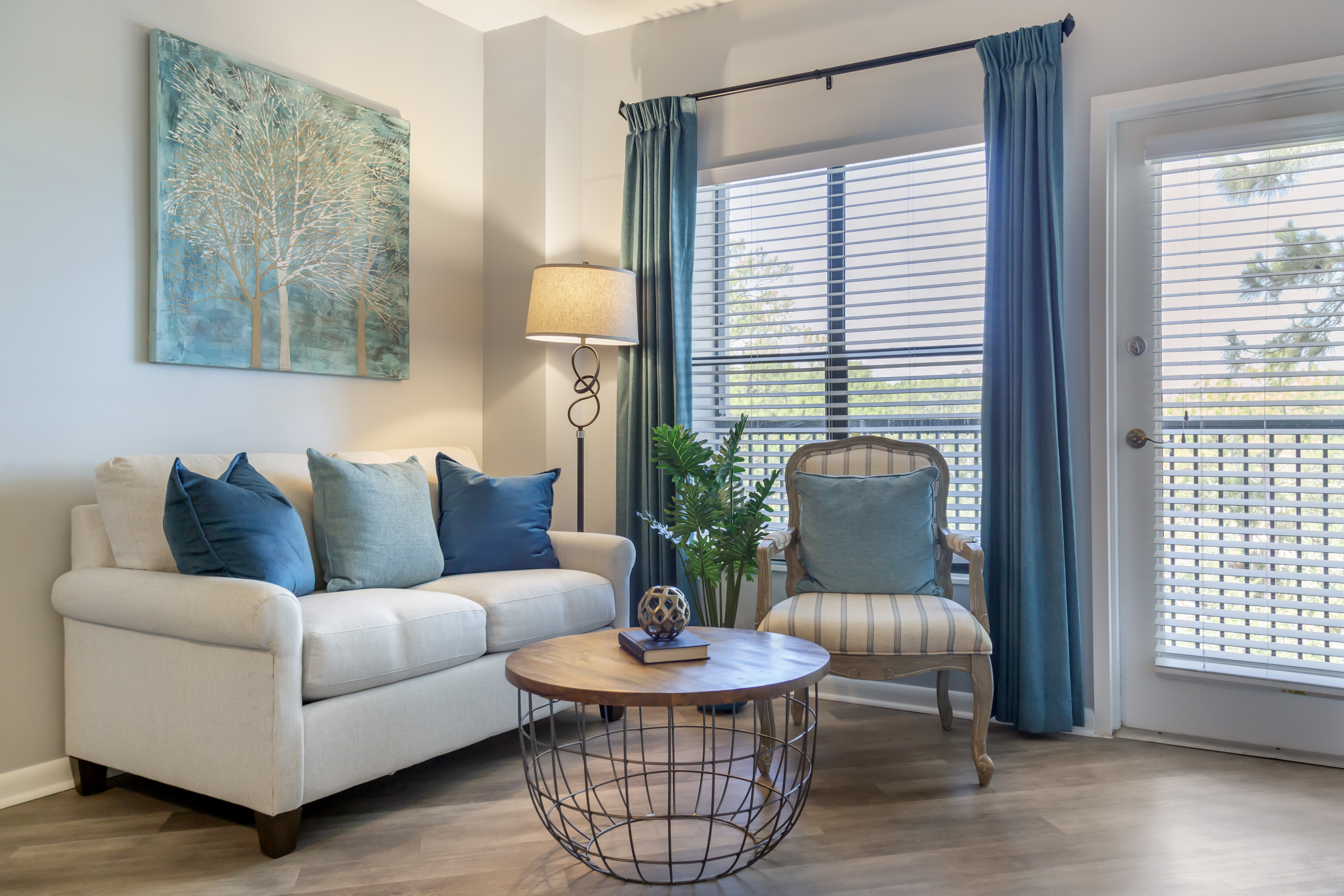 1-palm-beach-gardens-apartment-living-room