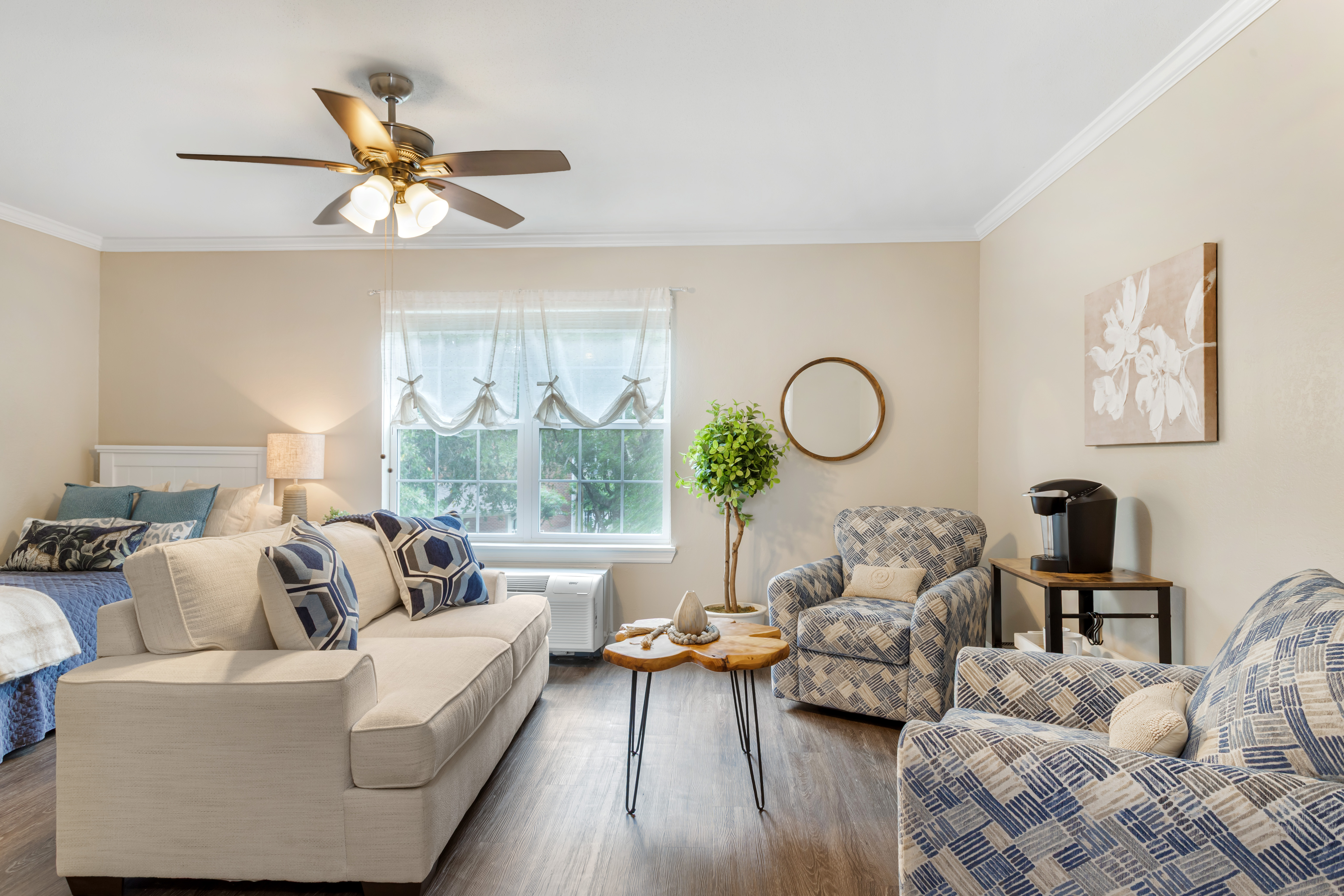 pearland-apartment-living room