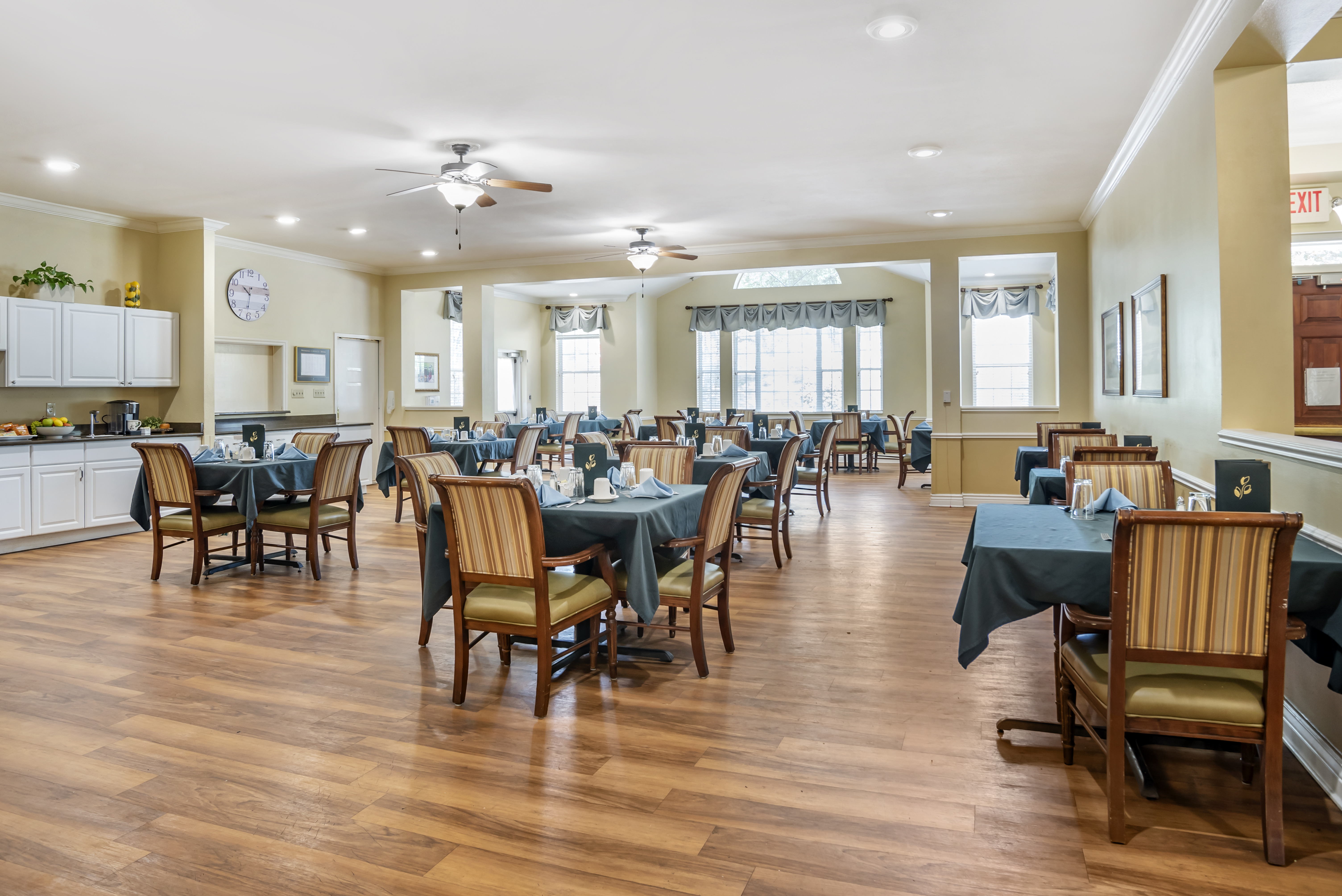 pensacola-community-dining-room