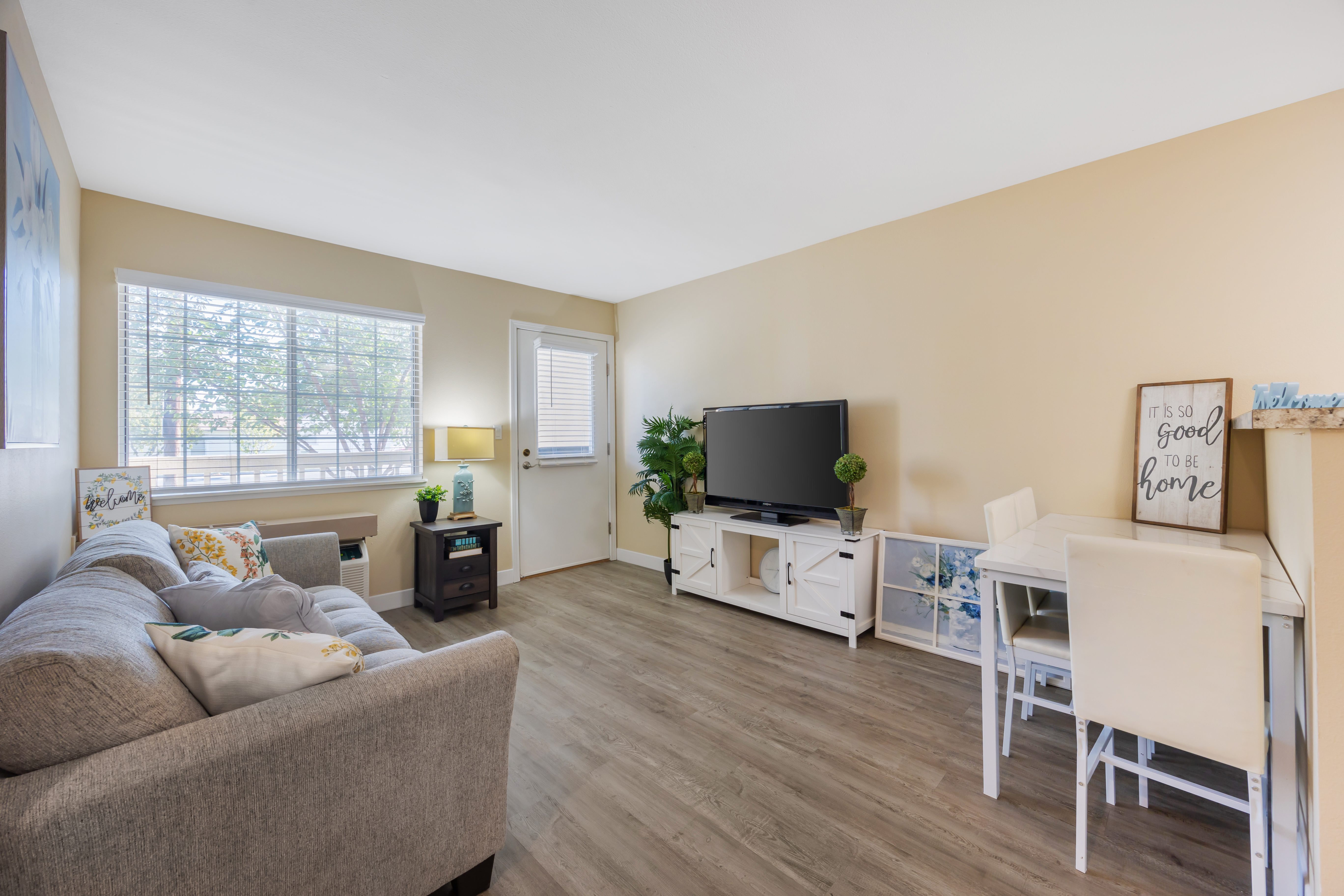 3-richland-apartment-living-room