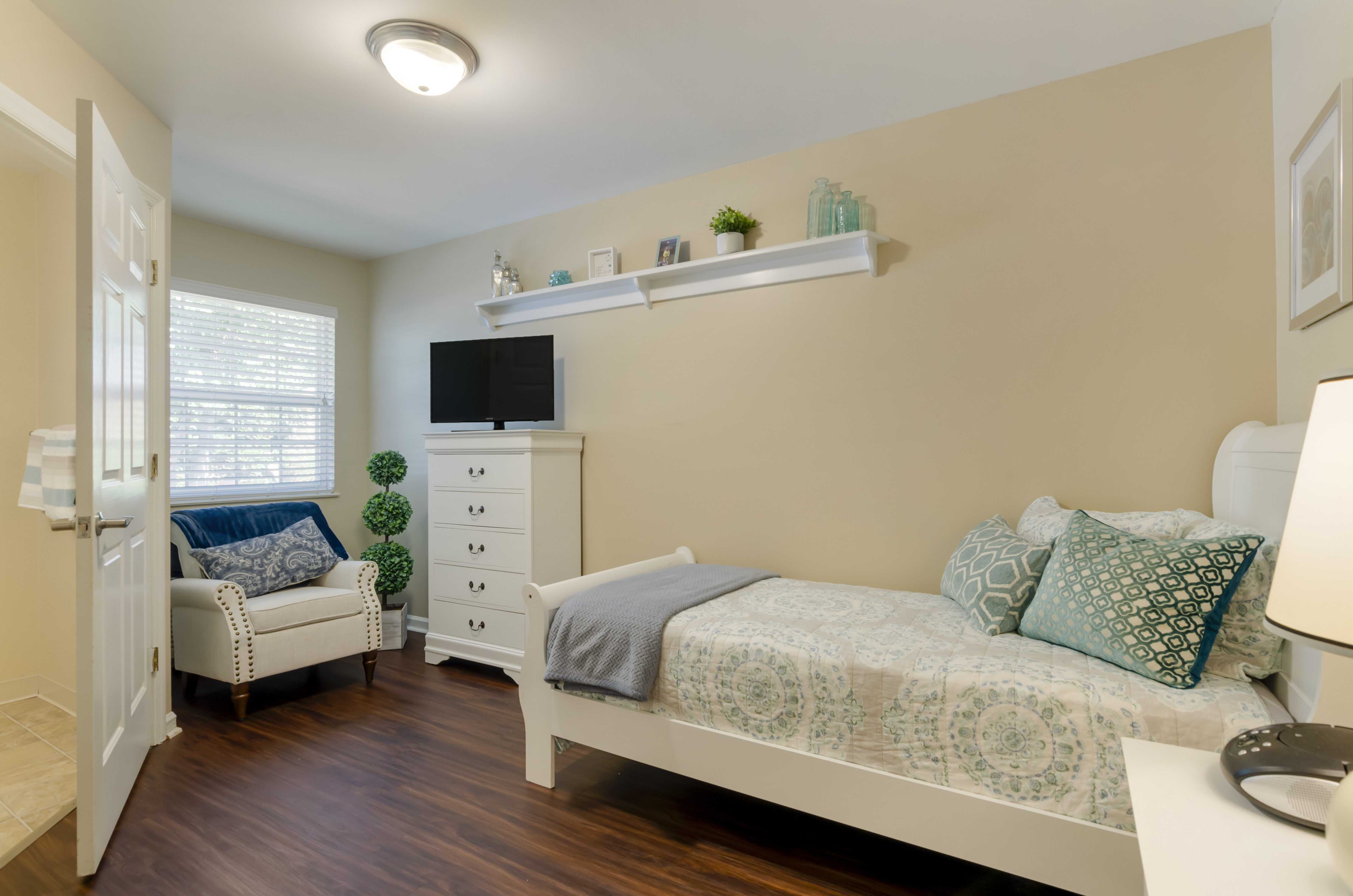 roanoke-apartment-bedroom