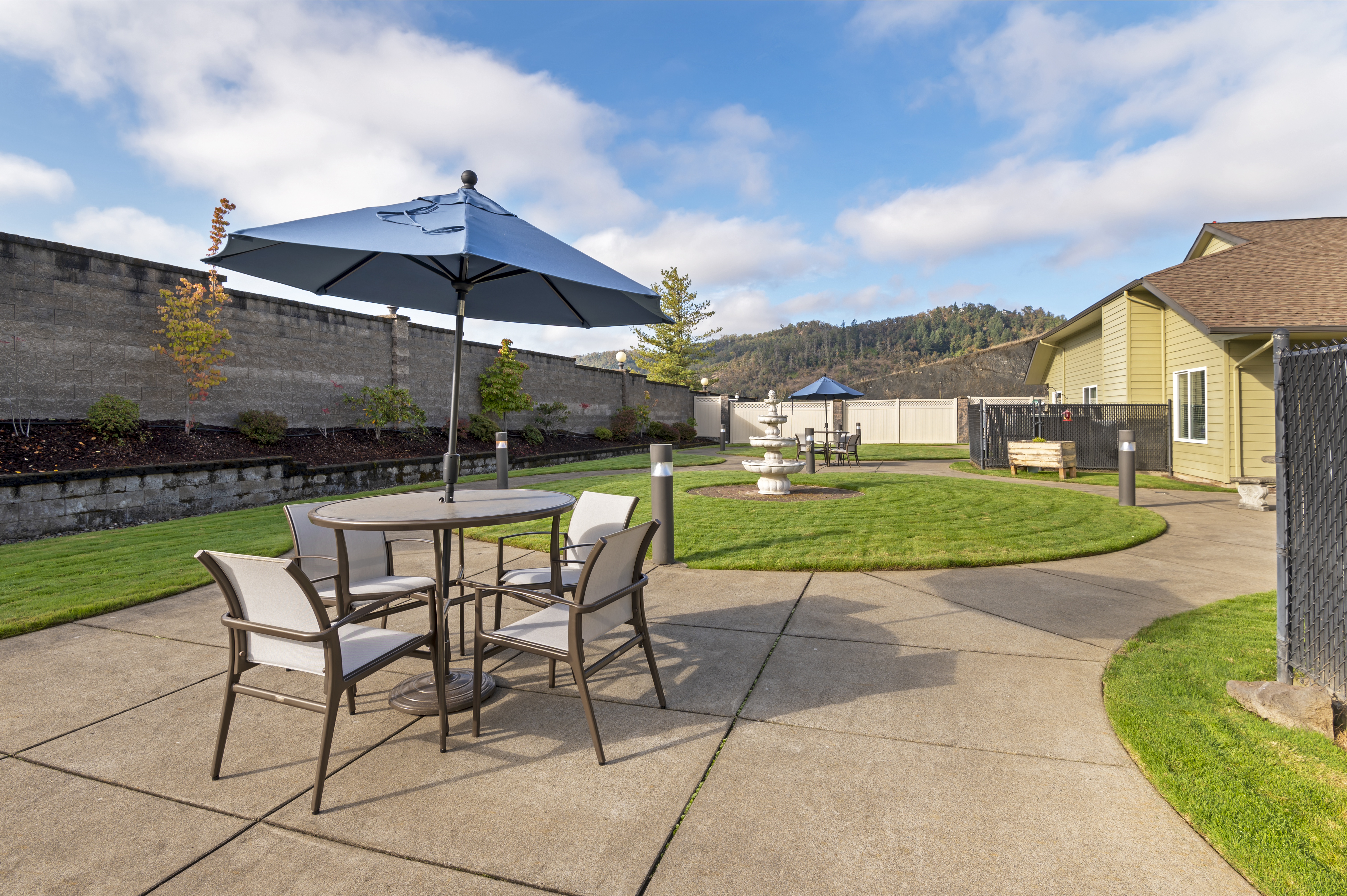 3-roseburg-courtyard