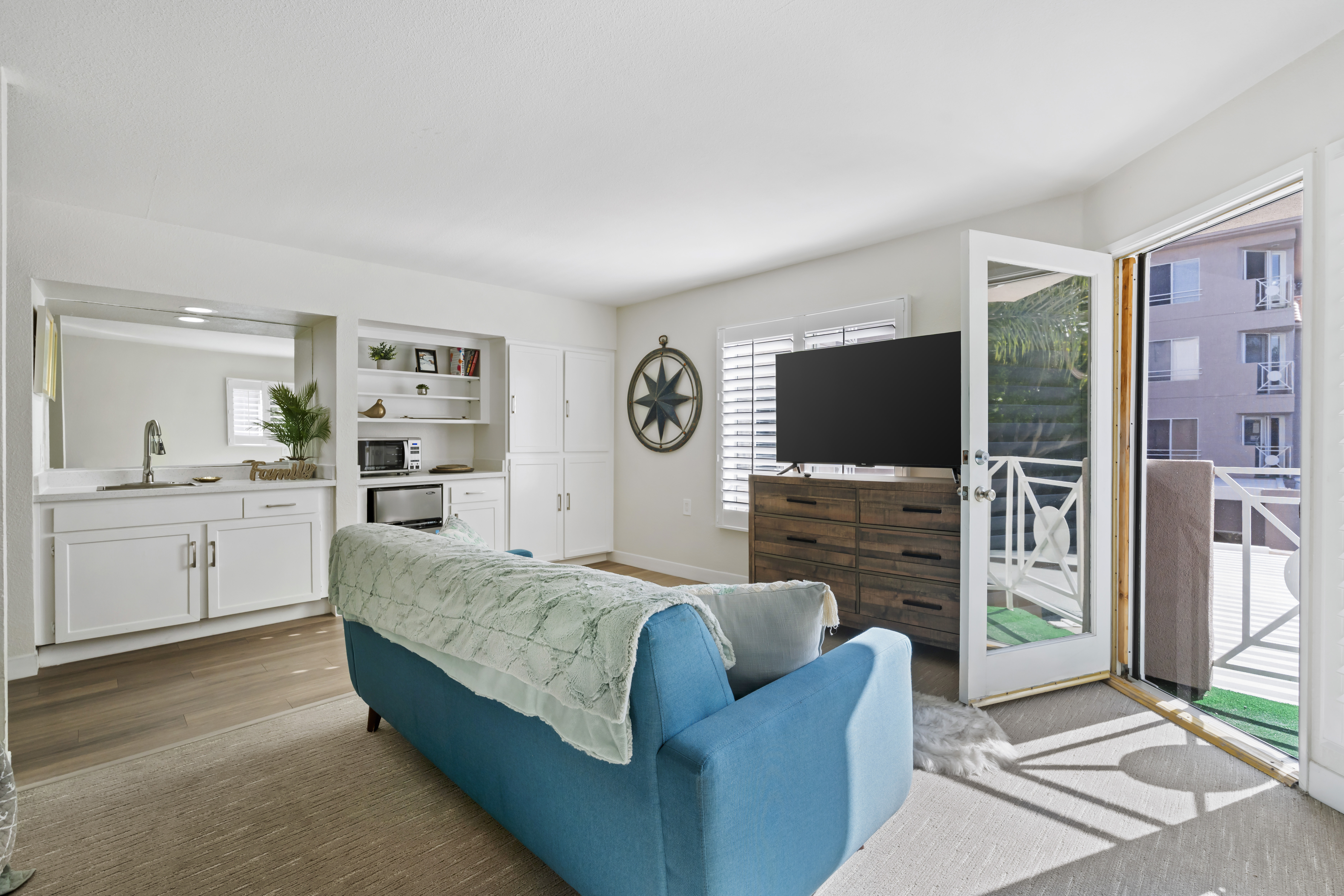 santa-monica-gardens-apartment-living-room