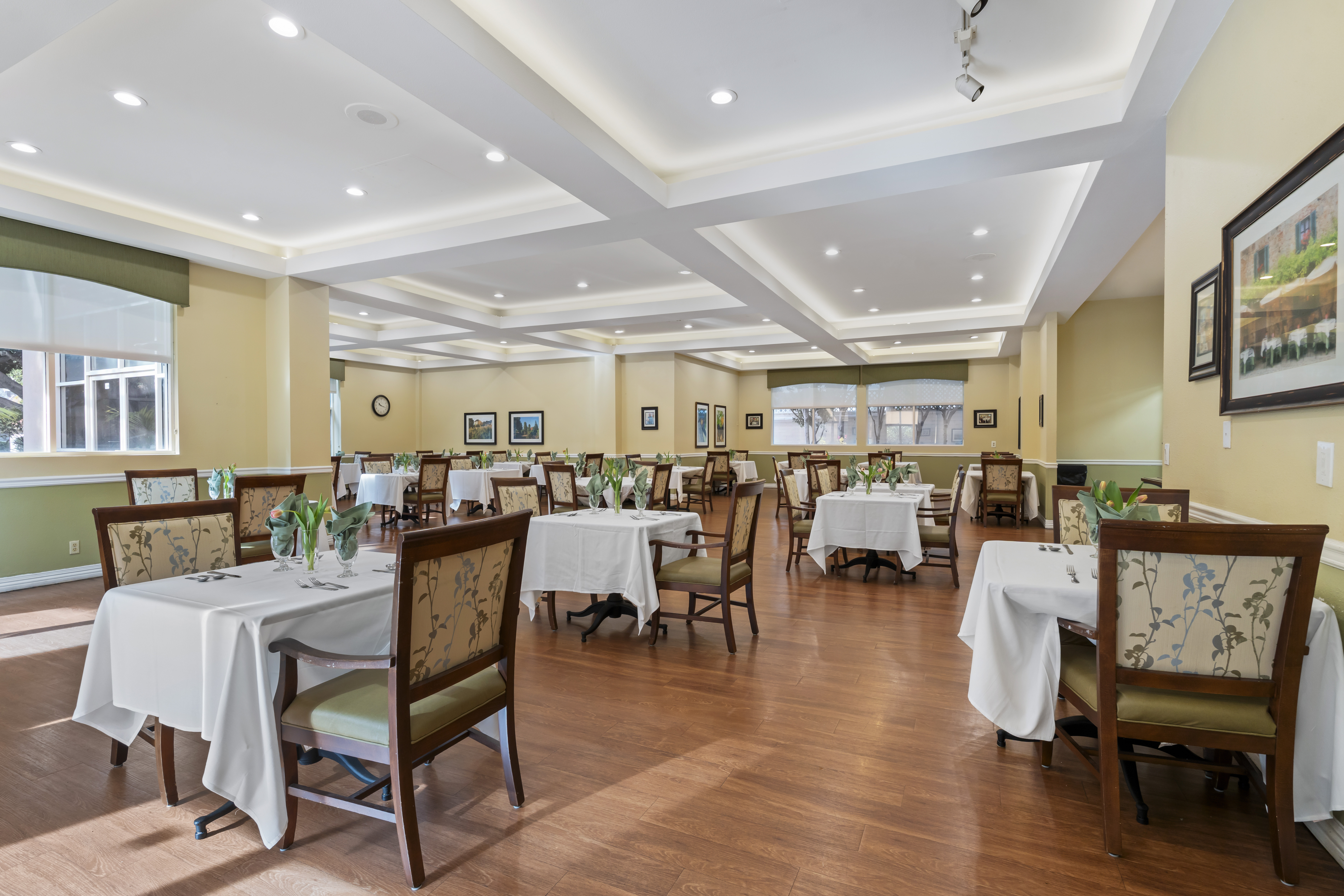 santa-monica-gardens-community-dining-room