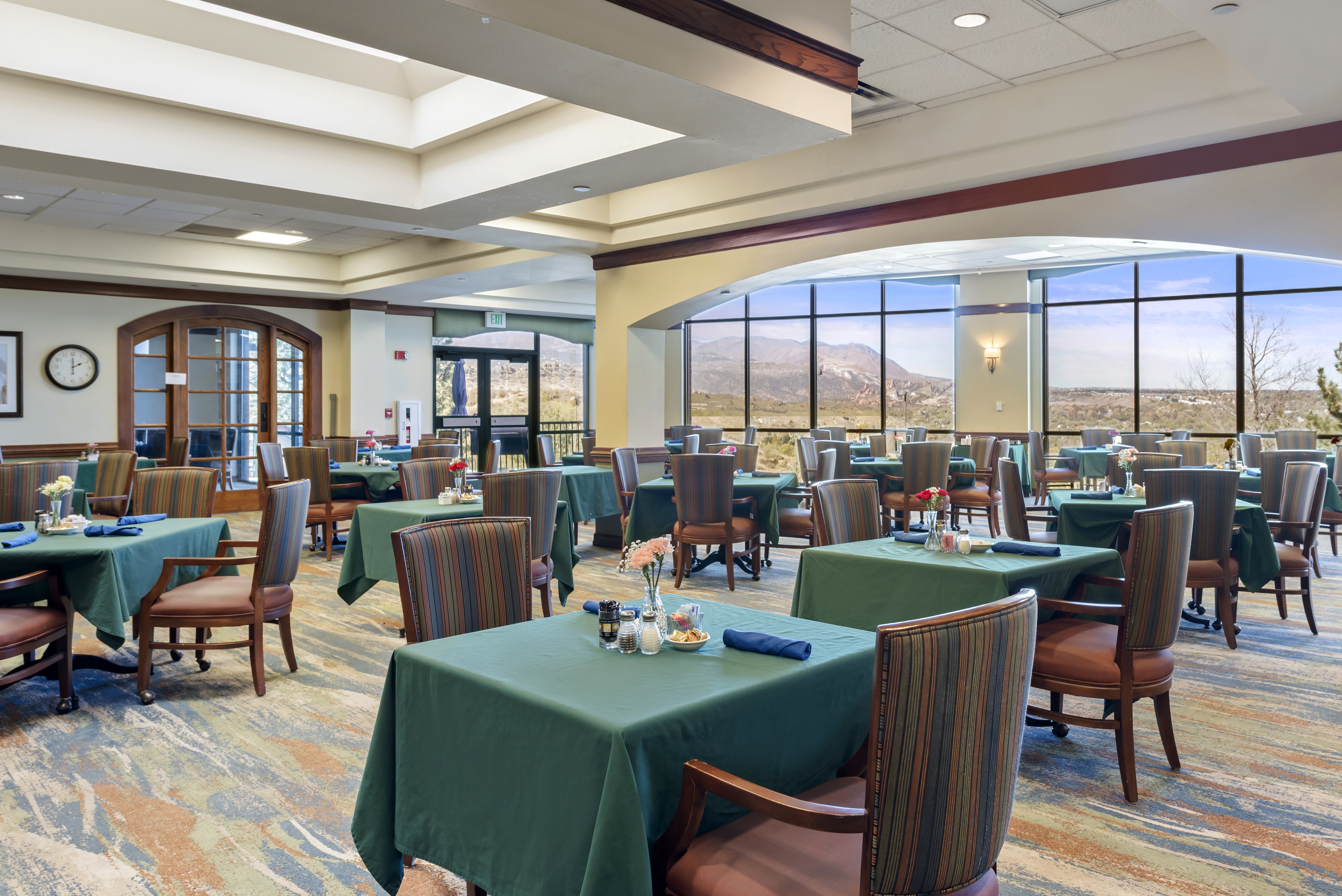 skyline-community-dining-room