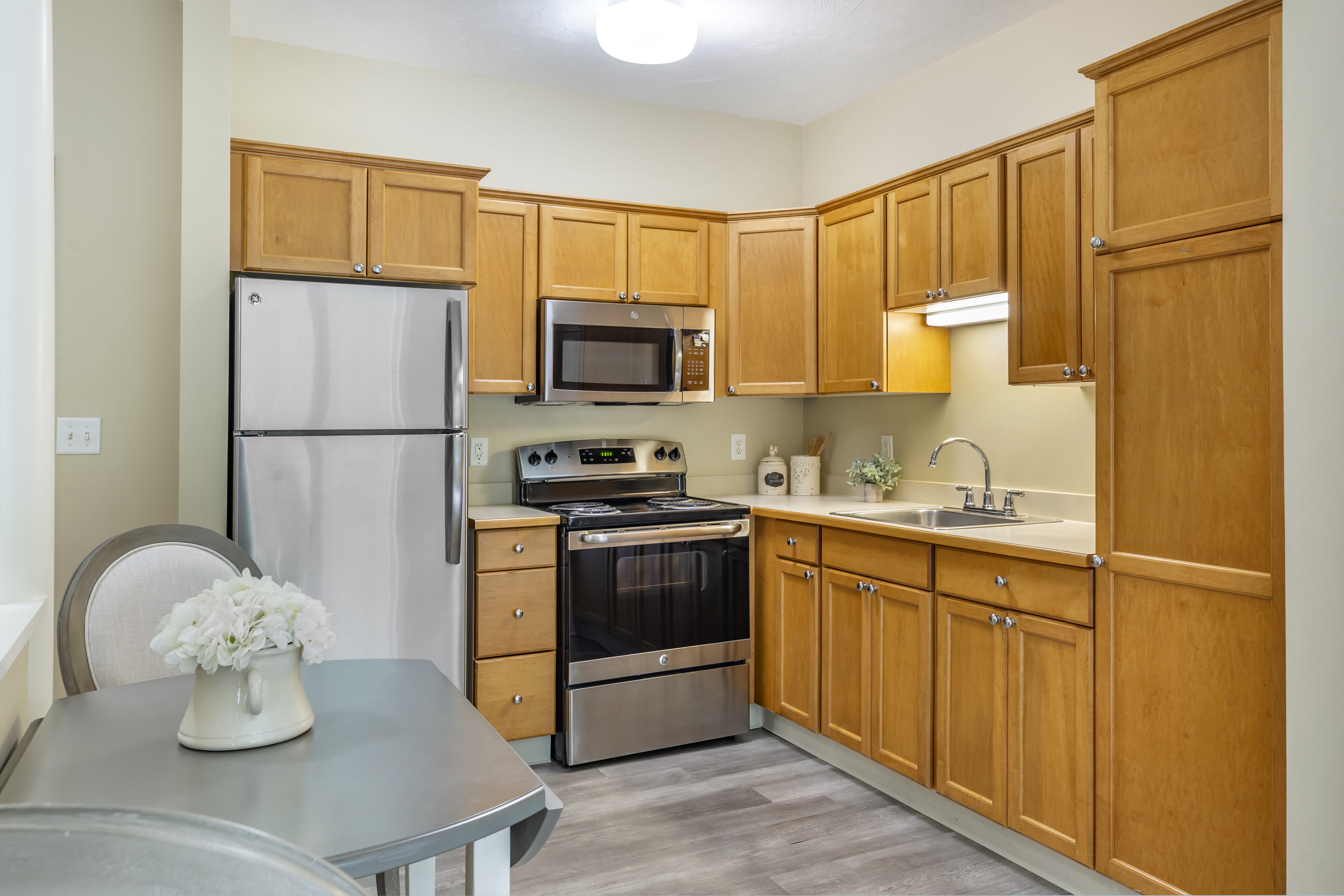 spruce-wood-apartment-kitchen