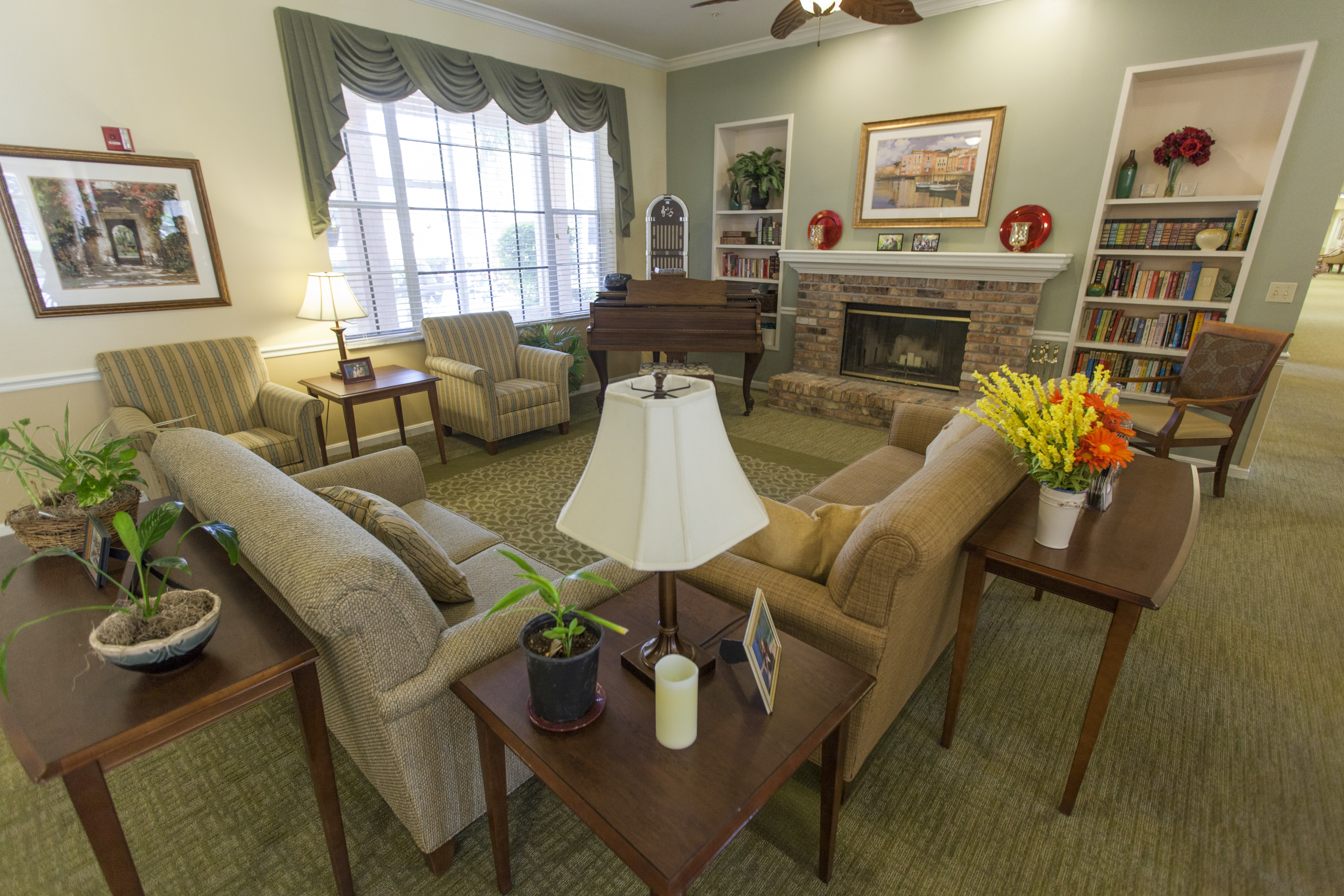 1-vero-beach-south-al-community-living-room